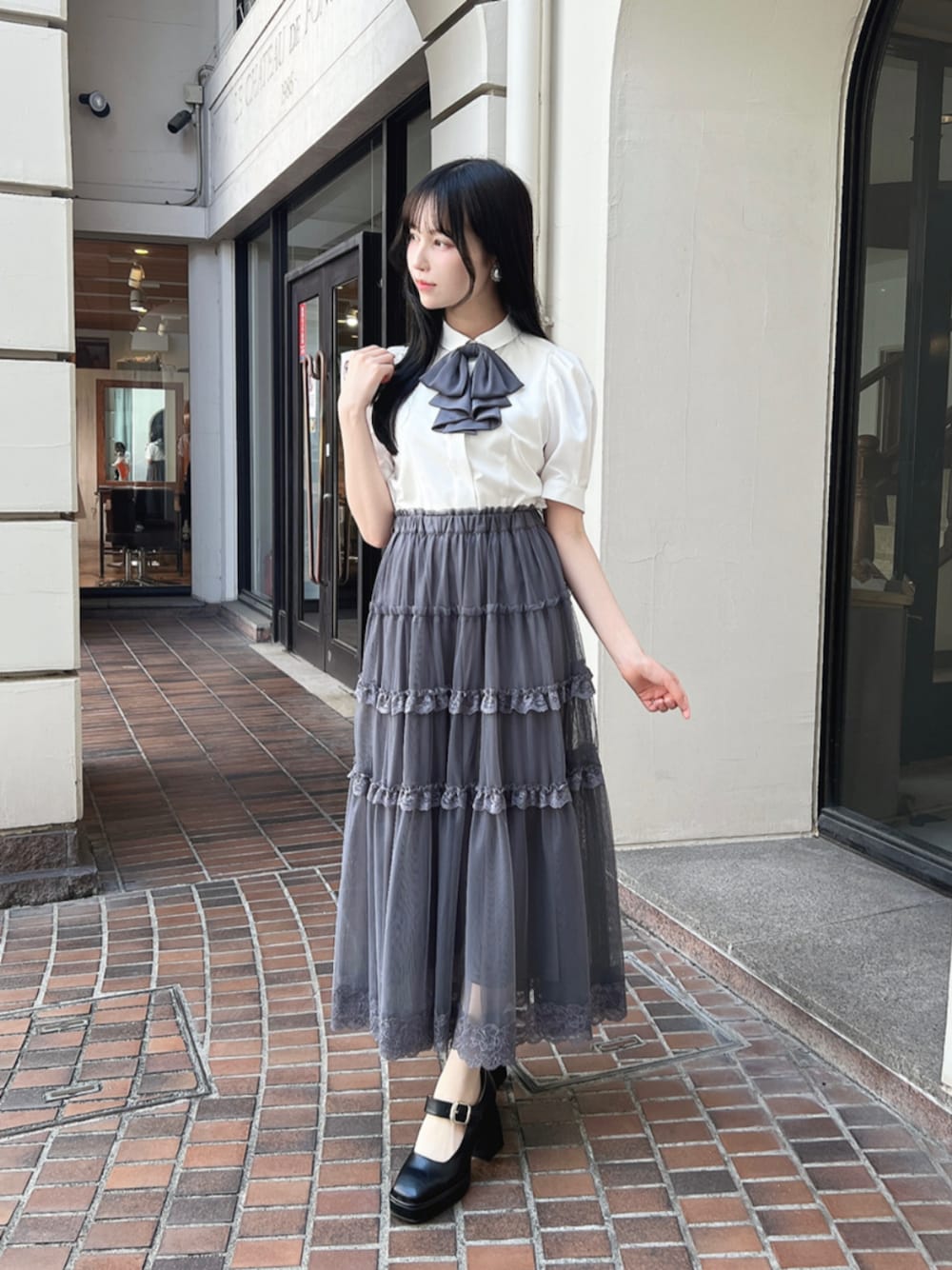 「fint、an another angelus、骨格ウェーブ、骨格ナチュラル、ブルべ、夏コーデ、お出かけコーデ、ootd、モノトーン、モノトーンコーデ、グレー、ブラウス、チュール、チュールスカート、厚底シューズ」｜「an another angelusのドレープタイ付きシャツ【新色追加】（シャツ/ブラウス、ホワイト系）」を使った、F i.n.tさん（骨格ウェーブ・レディース・157cm）の夏コーディネートの1枚目の写真
