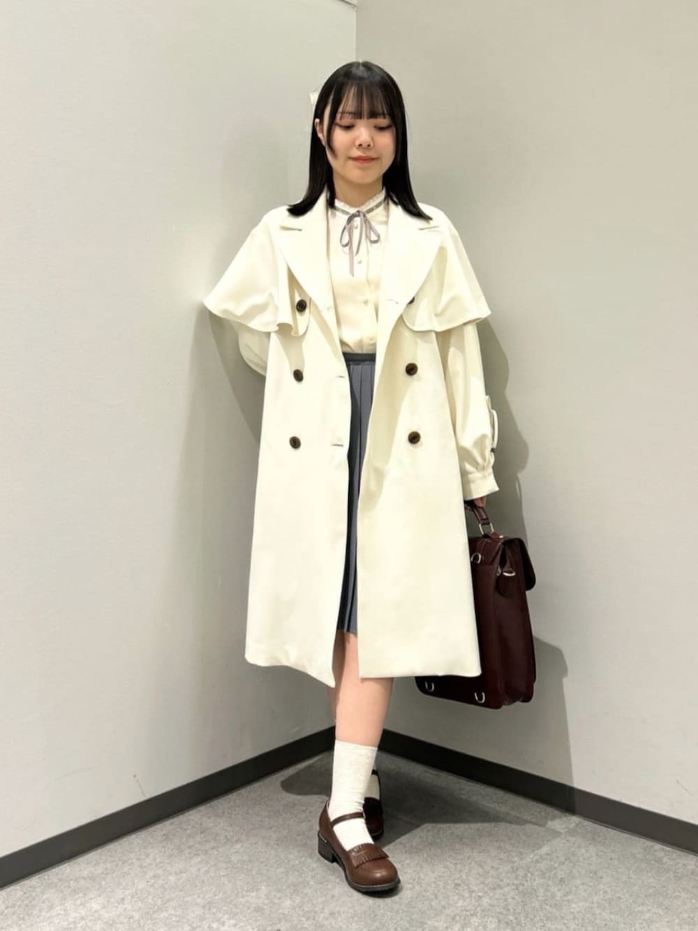 「fint、an another angelus、骨格ウェーブ、イエベ春、低身長、春先取り、春アウター、お出かけコーデ、ガーリー、トレンチコート、ブラウス、リボン、プリーツスカート、サッチェルバッグ、ローファー」｜「F i.n.tの細プリーツスカート（スカート、グレー系）」を使った、F i.n.tさん（骨格ウェーブ・レディース・153cm）の冬コーディネートの1枚目の写真