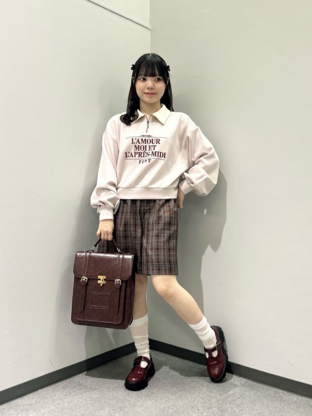 「骨格ウェーブ、イエベ春、低身長、低身長コーデ、チェック、パステルカラー、秋コーデ、お出かけコーデ、ハーフジップ、ピンク、バミューダパンツ、ブラウン、サッチェルバッグ、バッグ、厚底シューズ」｜「F i.n.tのダブルベルト縦型サッチェルバッグ（ハンドバッグ、ブラウン系）」を使った、F i.n.tさん（レディース・153cm）の秋コーディネートの1枚目の写真