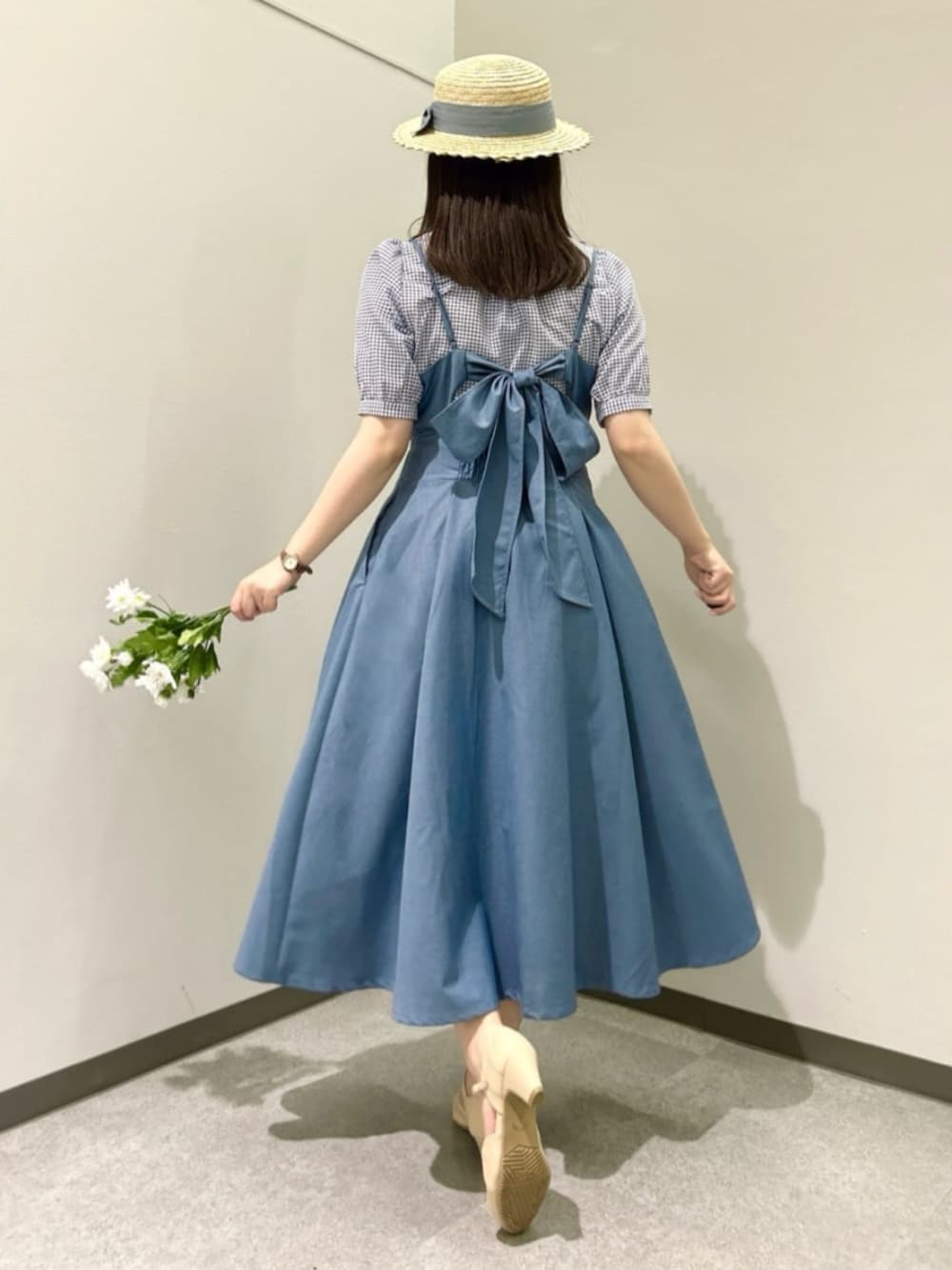 「ショルダーバッグ、骨格ウェーブ、キャミワンピ、ブラウス、お出掛けコーデ、イエベ春、春色コーデ、ガーリー、153cm、F i.n.t、an another angelus」｜「F i.n.tのサッカーギンガムクレリックブラウス（シャツ/ブラウス、ホワイト系）」を使った、F i.n.tさん（レディース・153cm）の春コーディネートの1枚目の写真