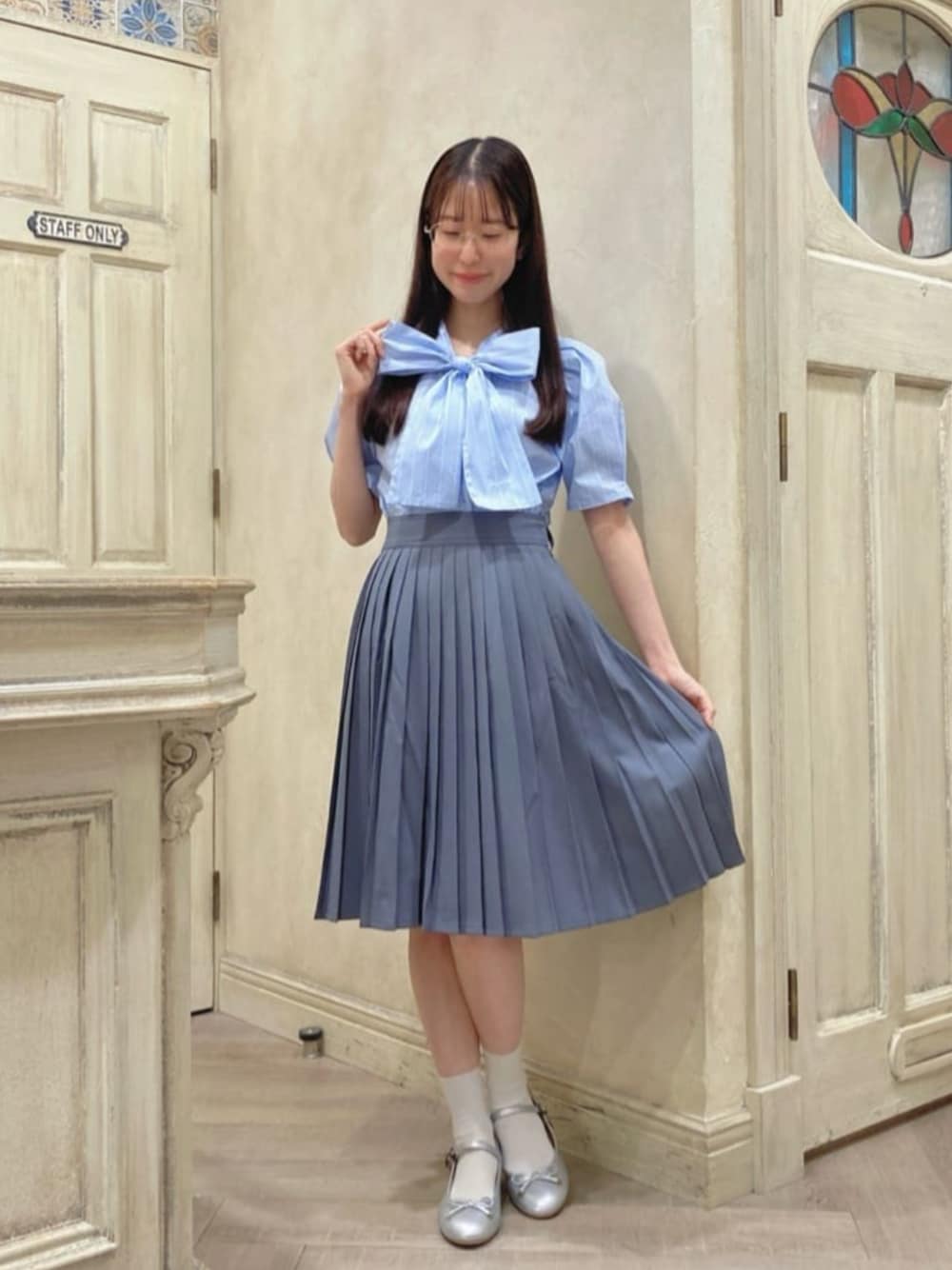 ブルー系のシャツ/ブラウス、シルバー系のバレエシューズ、グレー系のスカートを着用したレディースの夏コーディネートの1枚目の写真