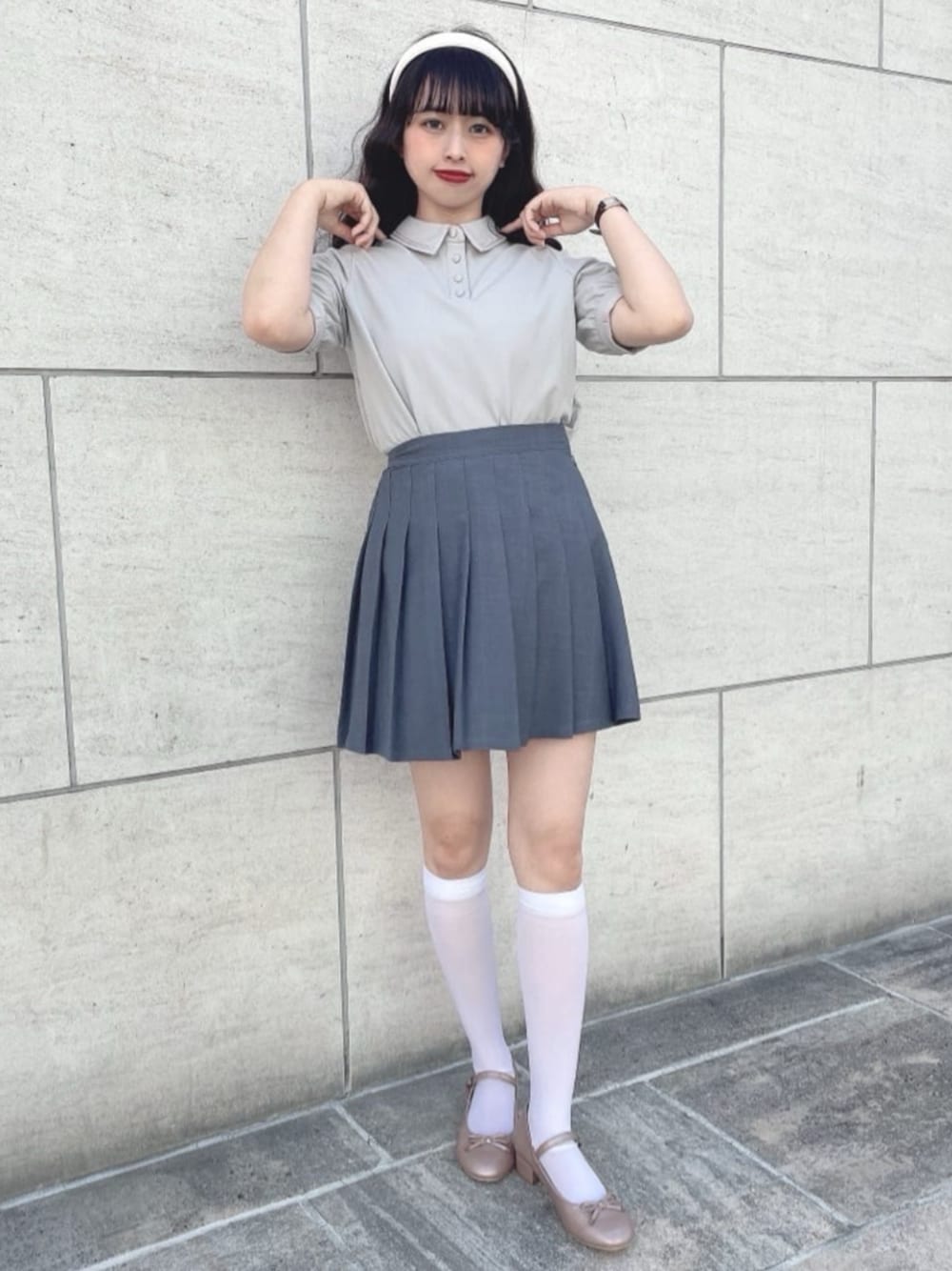 「F i.n.t、150cm~159cm、骨格ストレート、ブルベ冬、gray、アウトドアスタイル、お出かけコーデ、休日スタイル、パンプス、きれいめカジュアル、ミニスカート、シンプルコーデ」｜「F i.n.tのリボンストラップパンプス/F&A（バレエシューズ、ゴールド系）」を使った、F i.n.tさん（レディース・157cm）の春コーディネートの1枚目の写真