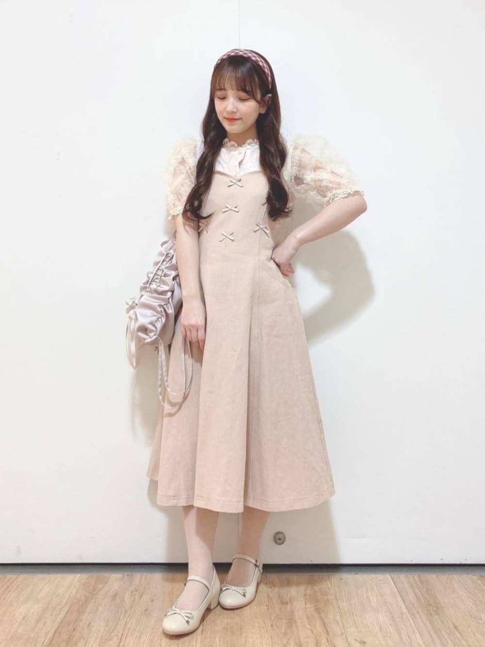 「fint、an another angelus、骨格ウェーブ、イエベ春、低身長、春コーデ、ガーリーコーデ、お出かけコーデ、シアートップス、レース、ワンピース、キャミワンピース、ピンク、リボン、バレエシューズ」｜「F i.n.tの【WEB限定SS,LLサイズあり】ストラップ付リボンバレエシューズ/fint（パンプス、ベージュ系）」を使った、F i.n.tさん（骨格ウェーブ・レディース・150cm）の春コーディネートの1枚目の写真