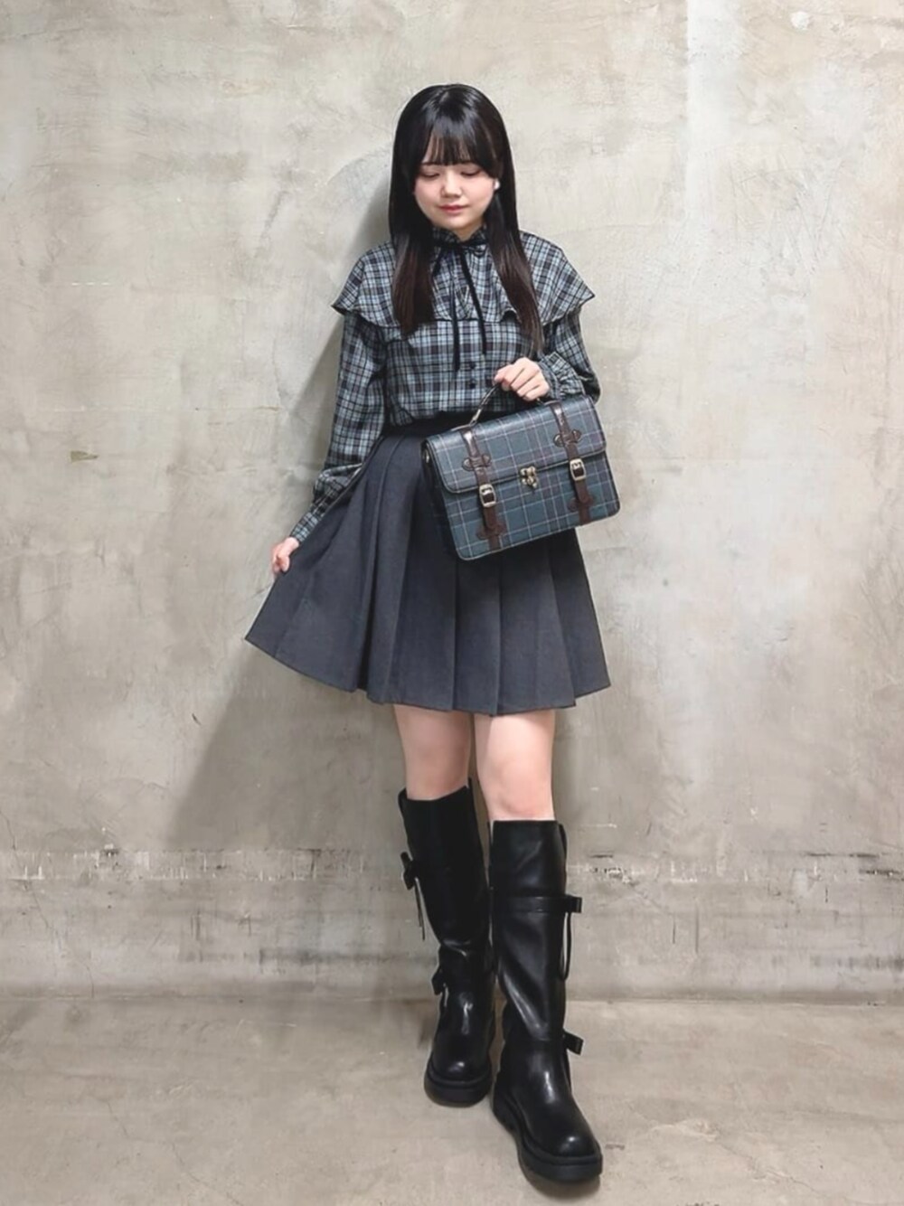 ブルー系のショルダーバッグ、ブルー系のシャツ/ブラウス、グレー系のジャンパースカートを着用したレディースの秋コーディネートの1枚目の写真