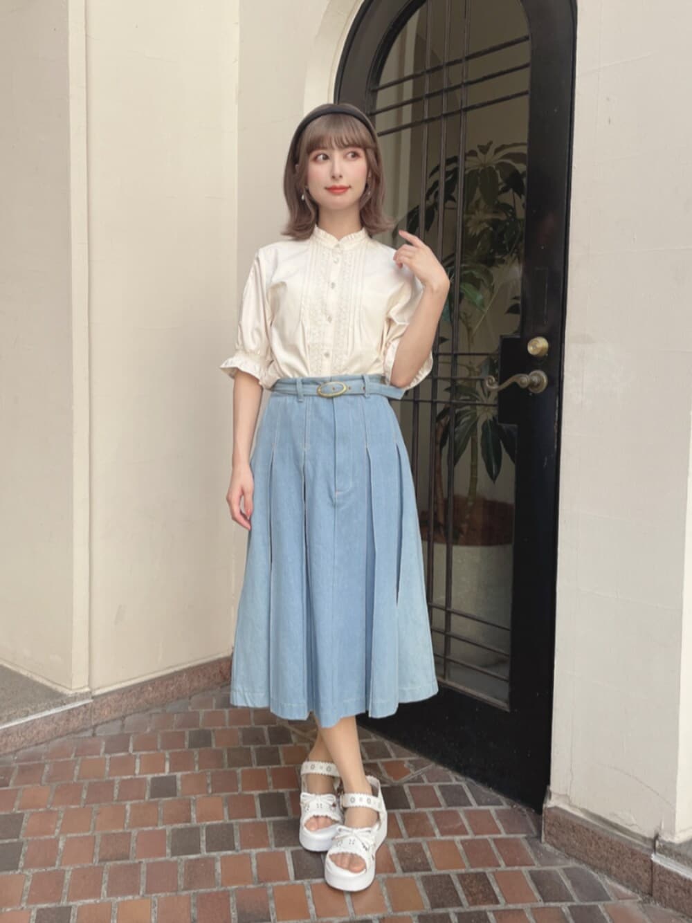「fint、an another angelus、骨格ウェーブ、イエベ春、低身長、春コーデ、夏コーデ、お出かけコーデ、ガーリー、カジュアル、ブラウス、レース、デニム、デニムスカート、サンダル」｜「an another angelusのベルト付きボックスタックデニムスカート（デニムスカート、ブルー系）」を使った、F i.n.tさん（骨格ウェーブ・レディース・152cm）の春コーディネートの1枚目の写真