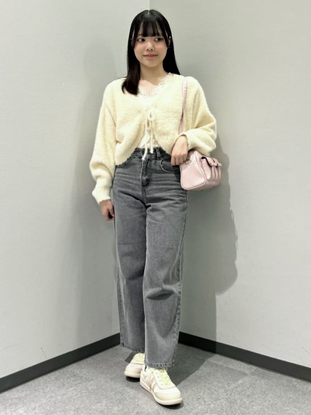 「スニーカー、イエベ春、F i.n.t、ボレロ、レトロ、ガーリー、ハンドバック、チュールリボン、150cm~154cm、カジュアル、カジュアルコーデ、骨格ウェーブ、おでかけコーデ、レイヤードスタイル、24AW秋の新作」｜「F i.n.tのラメフェザーニットボレロ/F&A（カーディガン/ボレロ、ホワイト系）」を使った、F i.n.tさん（レディース・153cm）の秋コーディネートの1枚目の写真