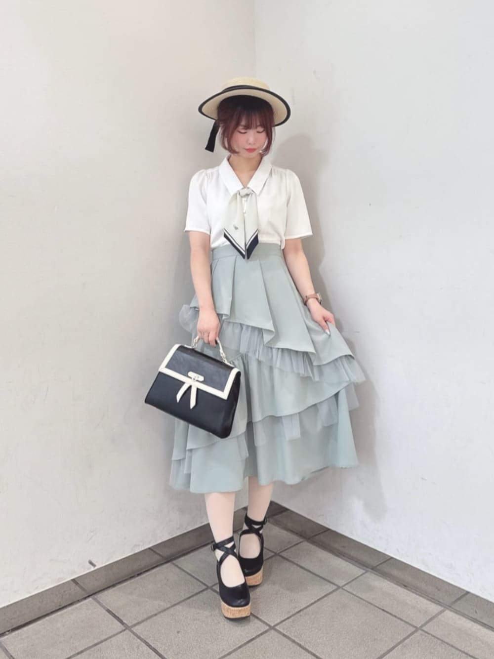 「fint、an another angelus、骨格ウェーブ、イエベ春、春コーデ、夏コーデ、お出かけコーデ、大人かわいい、ブラウス、スカーフ、スカート、スカートスタイル、ティアードスカート、バッグ、厚底シューズ」｜「an another angelusのクロスタイデザインバッグ（ハンドバッグ、ブラック系）」を使った、F i.n.tさん（骨格ウェーブ・レディース・160cm）の夏コーディネートの1枚目の写真