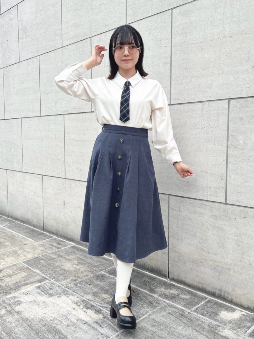 ブラック系のローファー、ホワイト系のシャツ/ブラウス、グレー系のスカートを着用したレディースの秋コーディネートの1枚目の写真