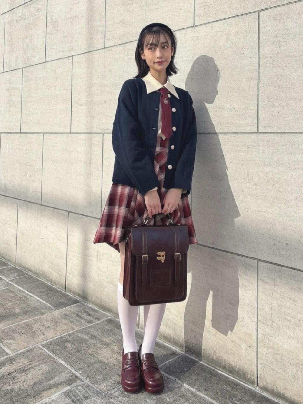 「fint、an another angelus、骨格ウェーブ、イエベ春、冬のコーデ、秋冬コーデ、カーディガン、ニット、ブラウス、ネクタイ、スカート、チェックスカート、チェック、赤、ローファー」｜「F i.n.tのダブルベルト縦型サッチェルバッグ（ハンドバッグ、ブラウン系）」を使った、F i.n.tさん（骨格ウェーブ・レディース・165cm）の冬コーディネートの1枚目の写真