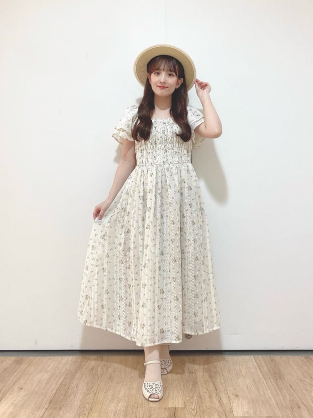 ホワイト系のサンダル、イエロー系のワンピース、ベージュ系のハットを着用したレディースの夏コーディネートの1枚目の写真