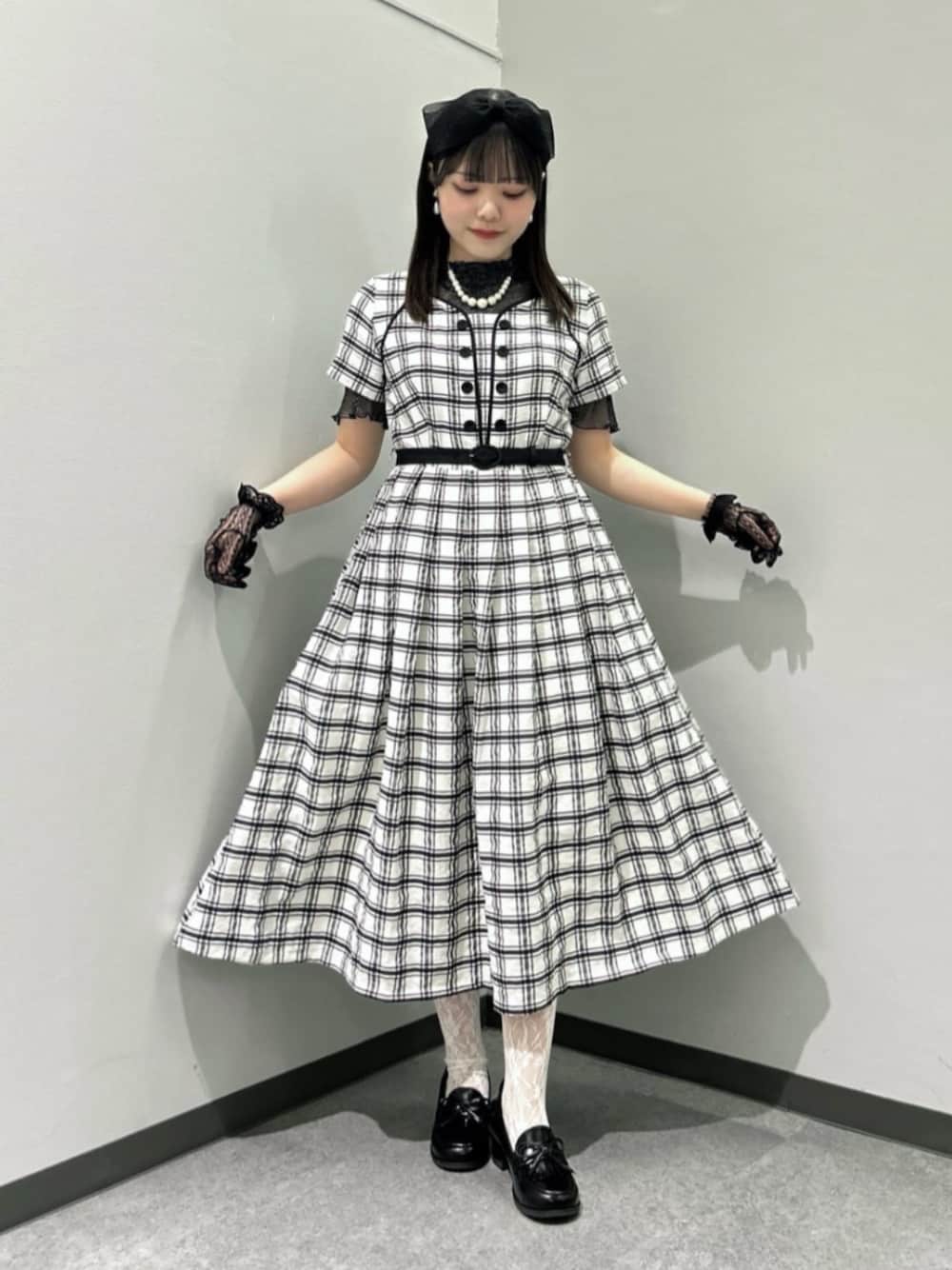 「春夏コーデ、シアートップス、モード、低身長コーデ、モノトーン、クラシカル、ガーリー、フィント、骨格ウェーブ、イエベ春、レディ、F i.n.t、ananotherangelus、チェック、チェックワンピース」｜「an another angelusのダブル釦チェックレイヤード風ワンピース（ワンピース、ブラック系）」を使った、F i.n.tさん（レディース・153cm）の春コーディネートの1枚目の写真