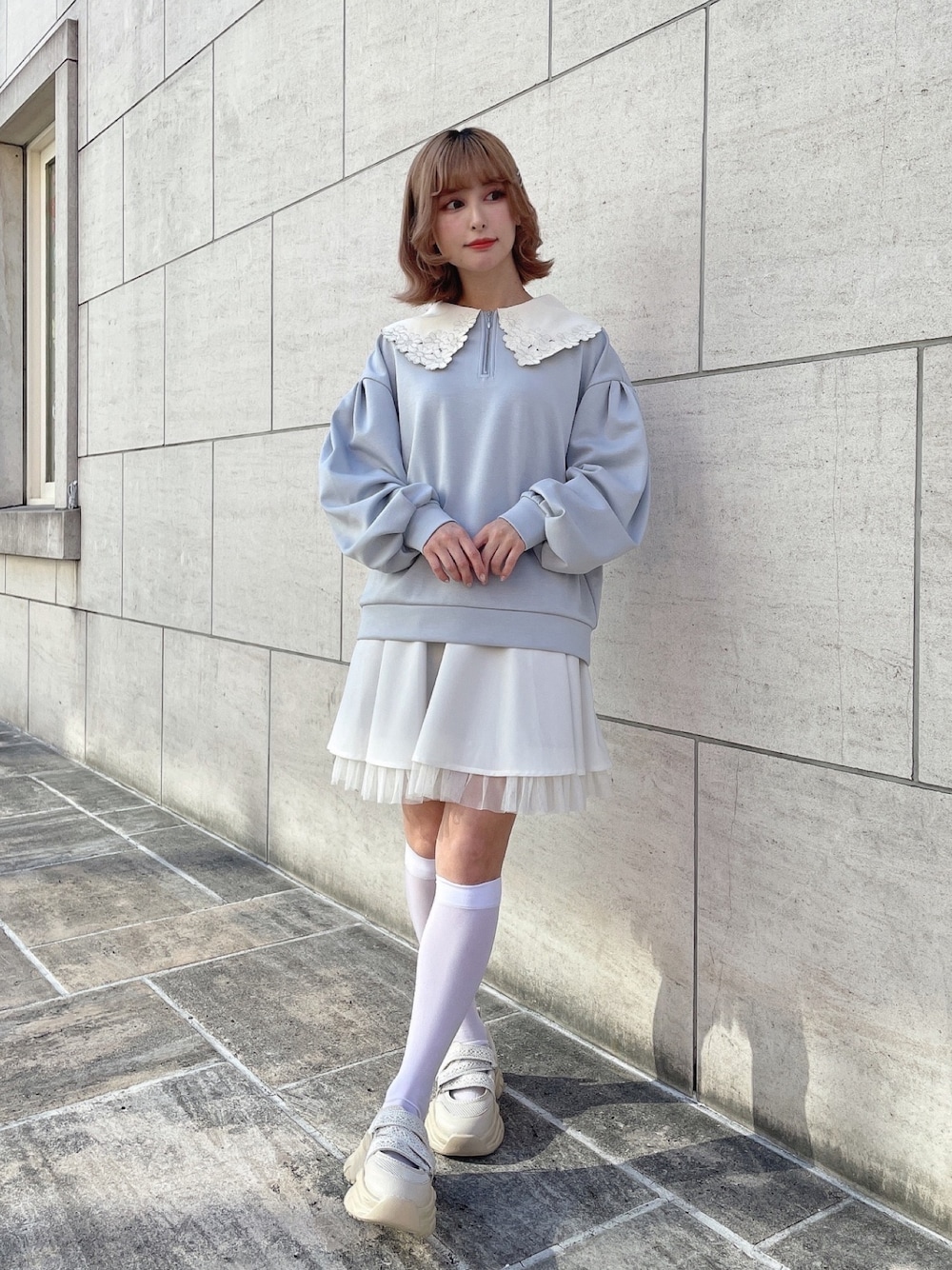 「fint、an another angelus、骨格ウェーブ、イエベ春、低身長、春服コーデ、お出かけコーデ、今日のコーデ、スウェット、トレーナー、刺繍、スカート、チュールスカート、ベルクロ、厚底シューズ」｜「F i.n.tの裾チュールサーキュラーミニスカート（スカート、ホワイト系）」を使った、F i.n.tさん（骨格ウェーブ・レディース・152cm）の冬コーディネートの1枚目の写真