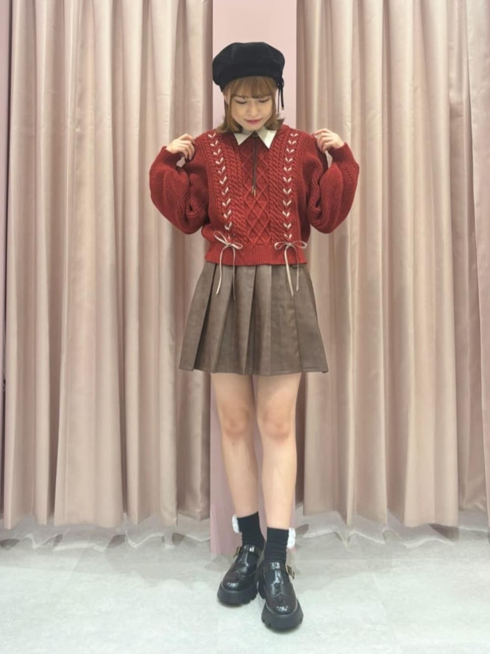 「fint、an another angelus、骨格ウェーブ、イエベ、お出かけコーデ、秋コーデ、レトロ、ニット、赤、レースアップ、レイヤードスタイル、ループタイ、レザー、プリーツスカート、厚底シューズ」｜「F i.n.tのループタイ使いシャツ（シャツ/ブラウス、ベージュ系）」を使った、F i.n.tさん（レディース・156cm）の秋コーディネートの1枚目の写真