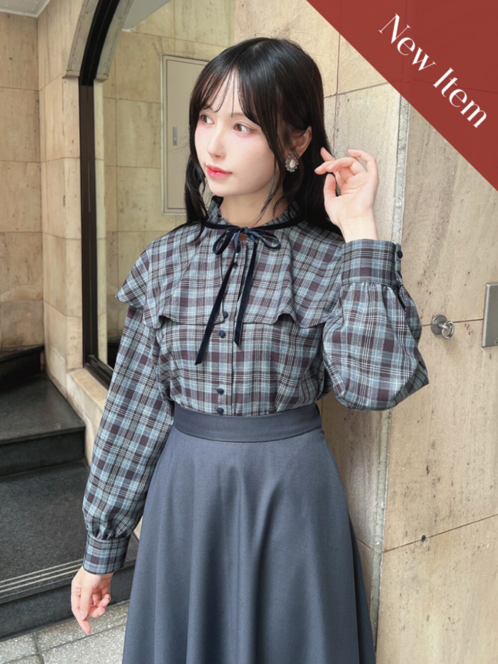 ブラック系のパンプス、ブルー系のシャツ/ブラウス、ブルー系のスカートを着用したレディースの秋コーディネートの1枚目の写真