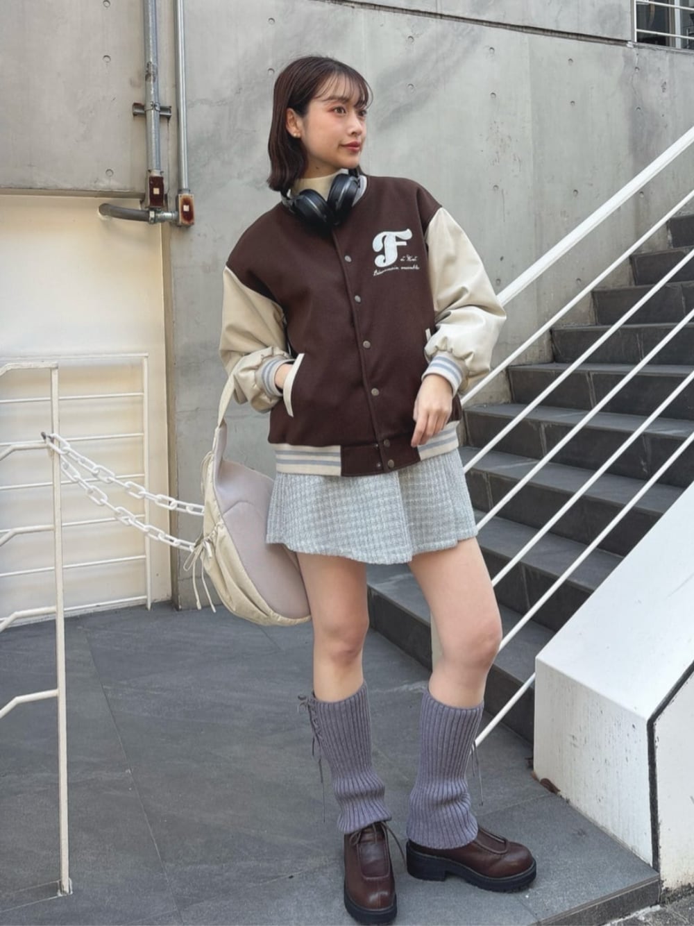 「fint、an another angelus、骨格ウェーブ、イエベ春、カジュアル、冬のコーデ、冬アウター、スタジャン、刺繍、タートルネック、白ニット、ニット、ツイード、ショルダーバッグ、ショートブーツ」｜「F i.n.tの【セットアップ対応】釦使いファンシーツイードスカパン（その他パンツ、ブルー系）」を使った、F i.n.tさん（レディース・165cm）の冬コーディネートの1枚目の写真