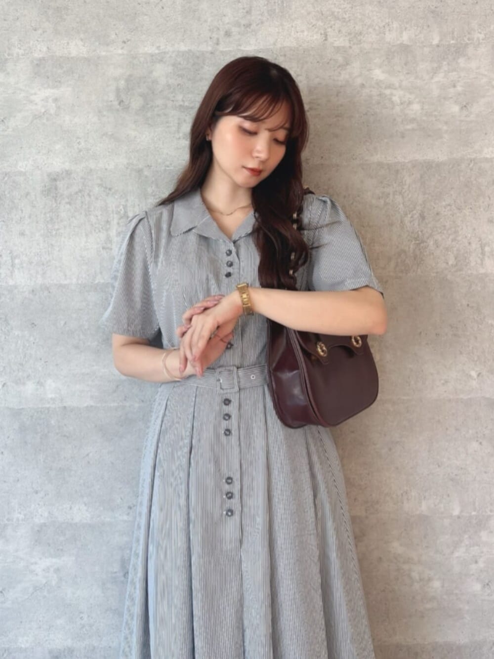 「fint、an another angelus、骨格ウェーブ、イエベ春、低身長、ootd、夏、夏コーデ、お出かけコーデ、キレイめ、シンプルコーデ、ワンピーススタイル、ワンピース、シャツワンピ、ストライプ」｜「an another angelusのレトロ釦使い開衿シャツワンピース【１枚で快適】夏服（シャツワンピース、ホワイト系）」を使った、F i.n.tさん（骨格ウェーブ・レディース・150cm）の夏コーディネートの1枚目の写真