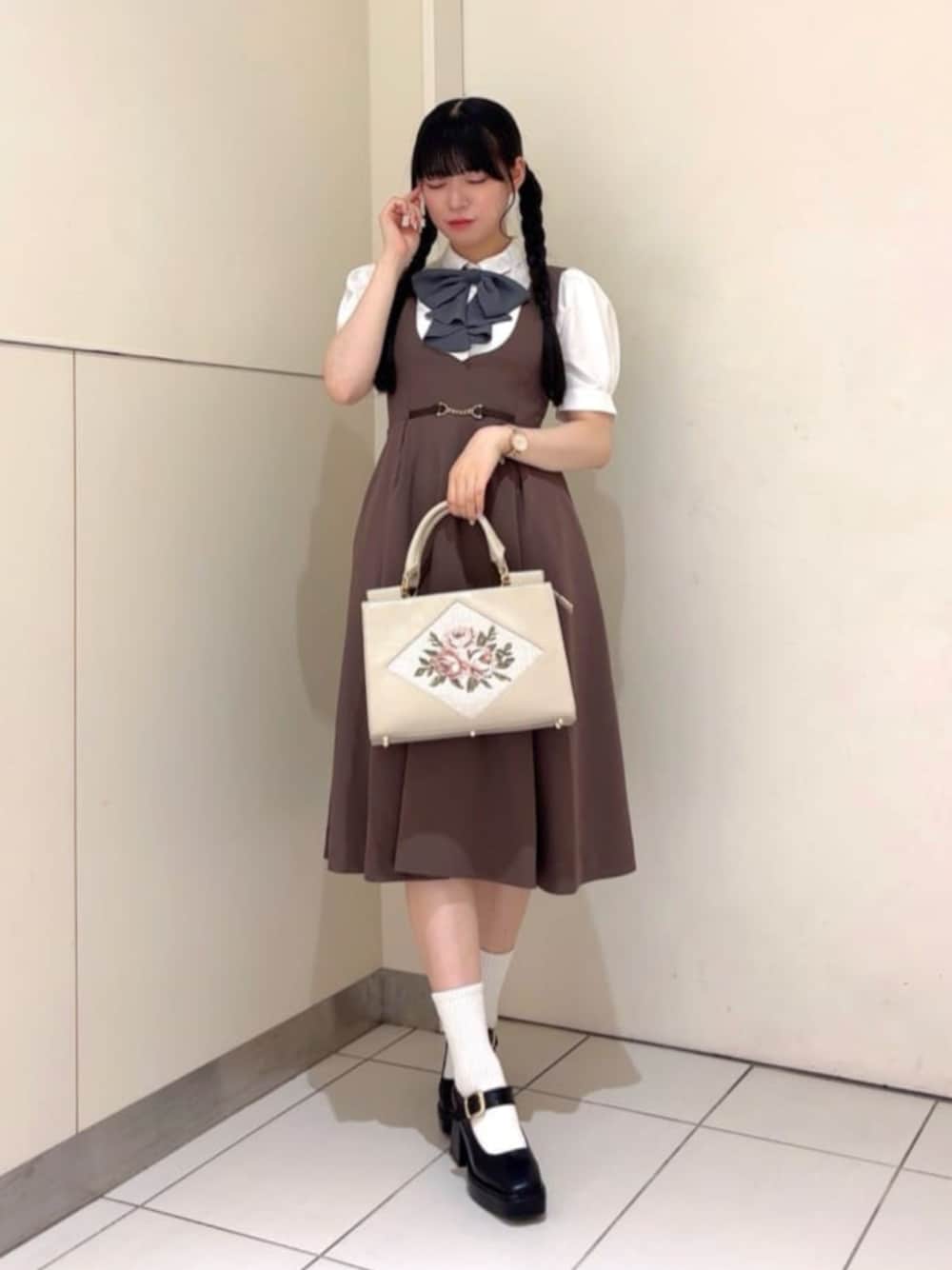 「fint、an another angelus、骨格ウェーブ、ブルべ夏、夏コーデ、お出かけコーデ、レトロ、ガーリー、プレッピー、ブラウス、リボン、ジャンパースカート、ジャンスカ、ブラウン、厚底シューズ」｜「an another angelusのドレープタイ付きシャツ【新色追加】（シャツ/ブラウス、ホワイト系）」を使った、F i.n.tさん（骨格ウェーブ・レディース・160cm）の夏コーディネートの1枚目の写真