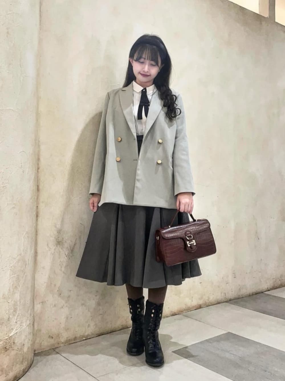 「fint、an another angelus、骨格ストレート、ブルベ冬、クラシカルコーデ、お出かけコーデ、ジャケットスタイル、ジャケット、ミントグリーン、ブラウス、リボン、スカートスタイル、スカート、レースアップ、ブーツ」｜「an another angelusのベルトフラップハンドバッグ（ハンドバッグ、イエロー系）」を使った、F i.n.tさん（骨格ストレート・レディース・157cm）の冬コーディネートの1枚目の写真