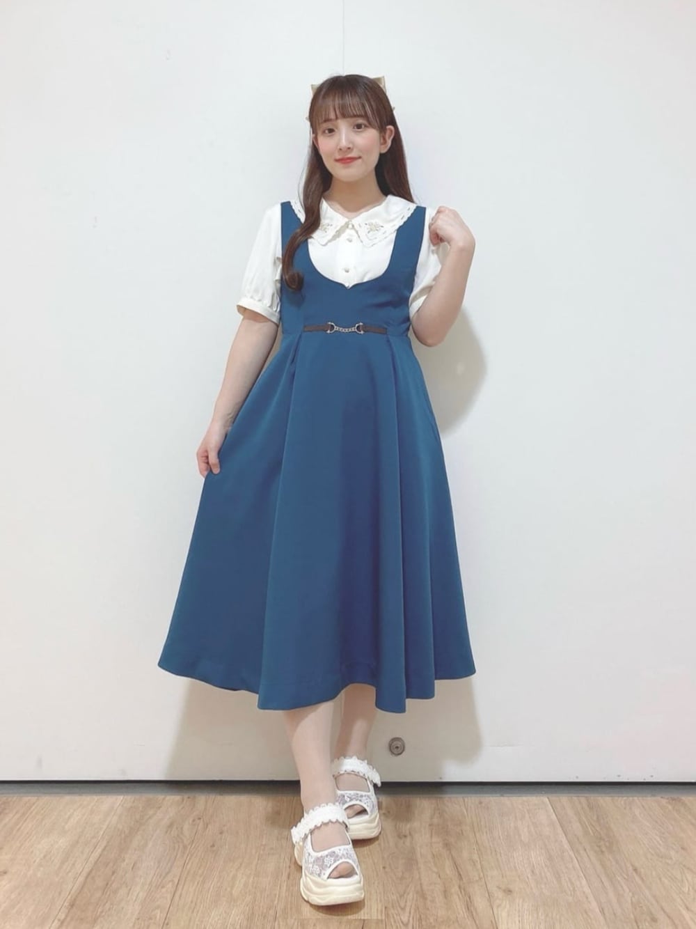 「fint、an another angelus、骨格ウェーブ、イエベ春、低身長、春コーデ、お出かけコーデ、レトロ、ブラウス、刺繍、ジャンパースカート、ジャンスカ、ブルーグリーン、リボン、厚底サンダル」｜「F i.n.tのレース使いスニーカーサンダル【LLサイズあり】（サンダル、ホワイト系）」を使った、F i.n.tさん（骨格ウェーブ・レディース・150cm）の春コーディネートの1枚目の写真