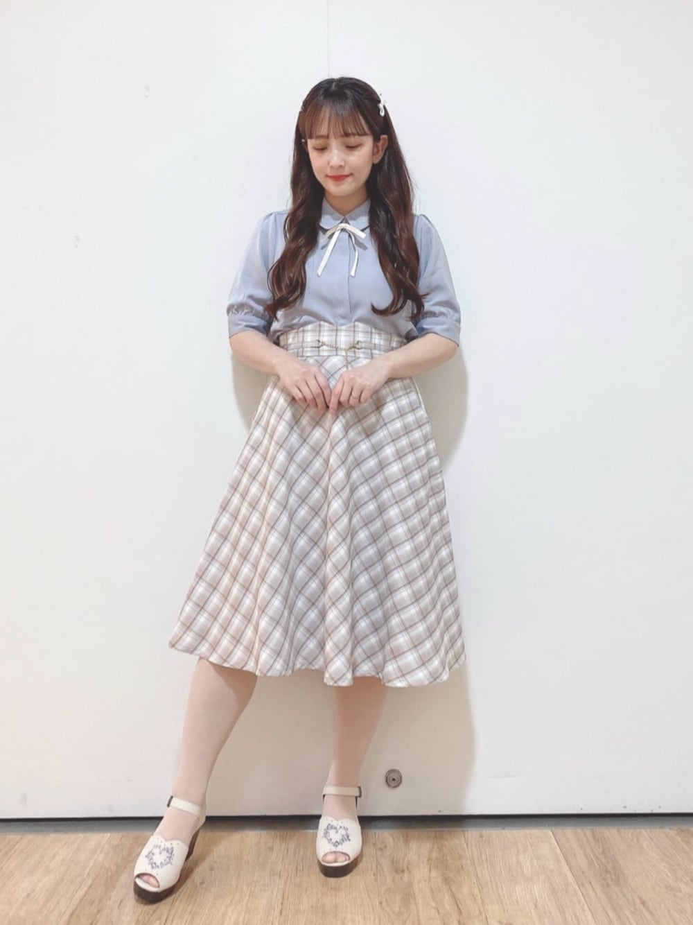 ホワイト系のサンダル、パープル系のスカート、グレー系のシャツ/ブラウスを着用したレディースの夏コーディネートの1枚目の写真