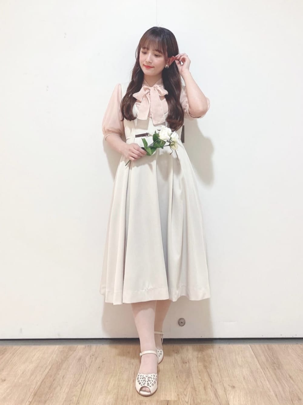 「fint、骨格ウェーブ、イエベ春、低身長、淡色コーデ、おでかけコーデ、夏コーデ、リボン、ボウタイブラウス、シアートップス、ジャンスカ、サンダル」｜「F i.n.tのピコミシンシアーボウタイブラウス（シャツ/ブラウス、ピンク系）」を使った、F i.n.tさん（レディース・150cm）の夏コーディネートの1枚目の写真