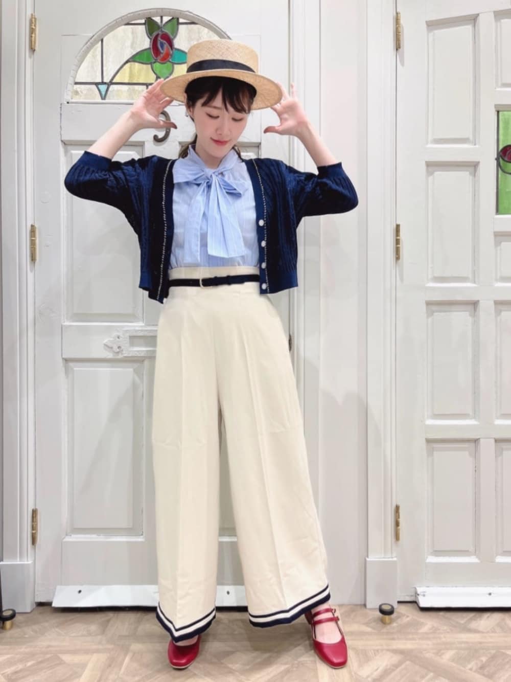 レッド系のパンプス、ブルー系のシャツ/ブラウス、ブルー系のカーディガン/ボレロを着用したレディースの春コーディネートの1枚目の写真