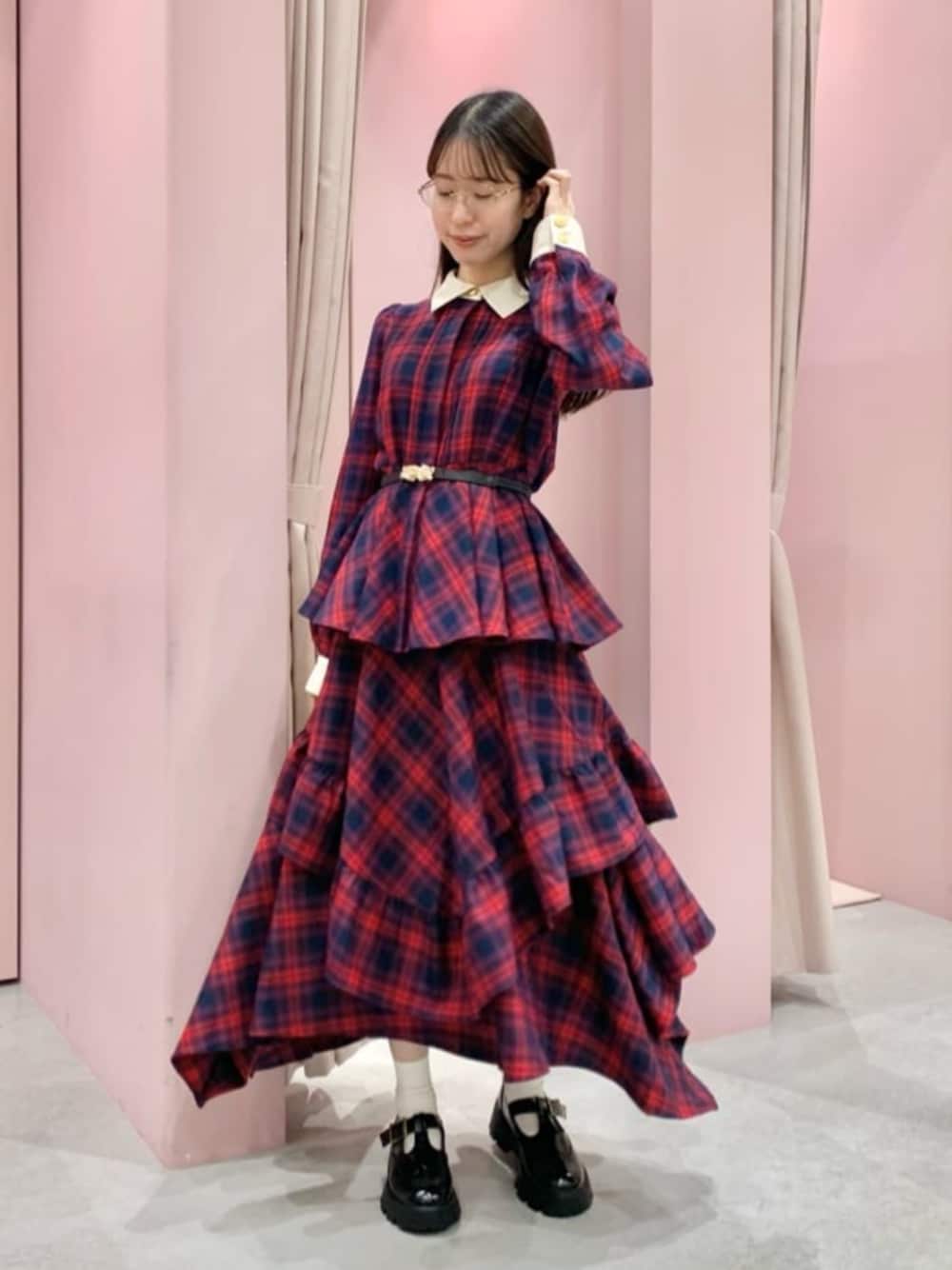 「fint、an another angelus、骨格ウェーブ、イエベ秋、低身長、秋冬コーデ、冬コーデ、クリスマス、セットアップ、赤、チェック、ぺプラムトップス、ティアードスカート、厚底シューズ」｜「F i.n.tのTストラップシューズ（その他シューズ、ブラック系）」を使った、F i.n.tさん（レディース・153cm）の秋コーディネートの1枚目の写真