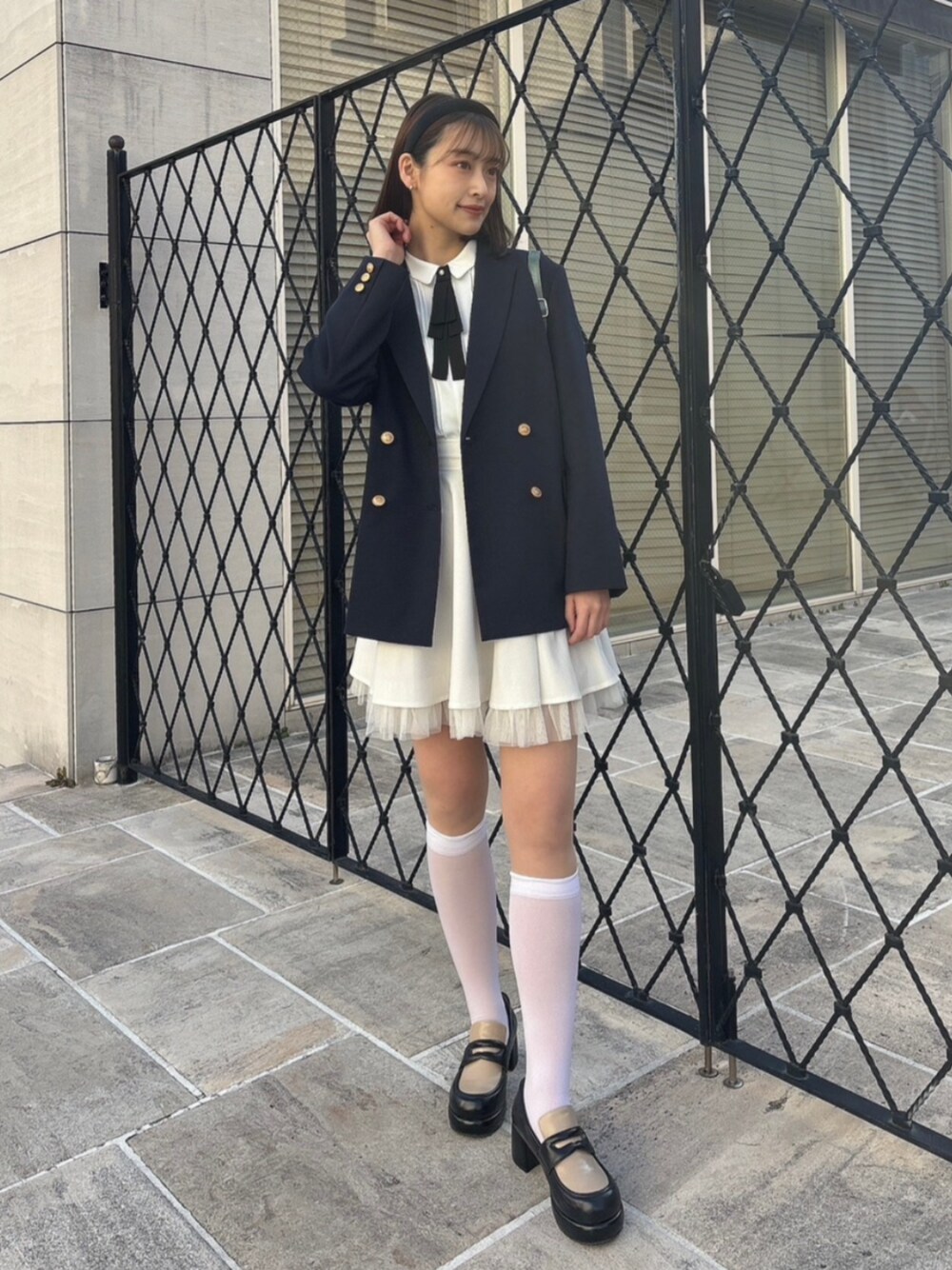 「fint、an another angelus、骨格ウェーブ、イエベ春、ガーリーコーデ、ガーリー、ジャケット、ジャケットスタイル、ネイビー、ブラウス、リボン、スカート、チュール、サッチェルバッグ、ローファー」｜「F i.n.tのクラシックアソートカチューシャ/F&A（カチューシャ、ブラック系）」を使った、F i.n.tさん（骨格ウェーブ・レディース・165cm）の冬コーディネートの1枚目の写真