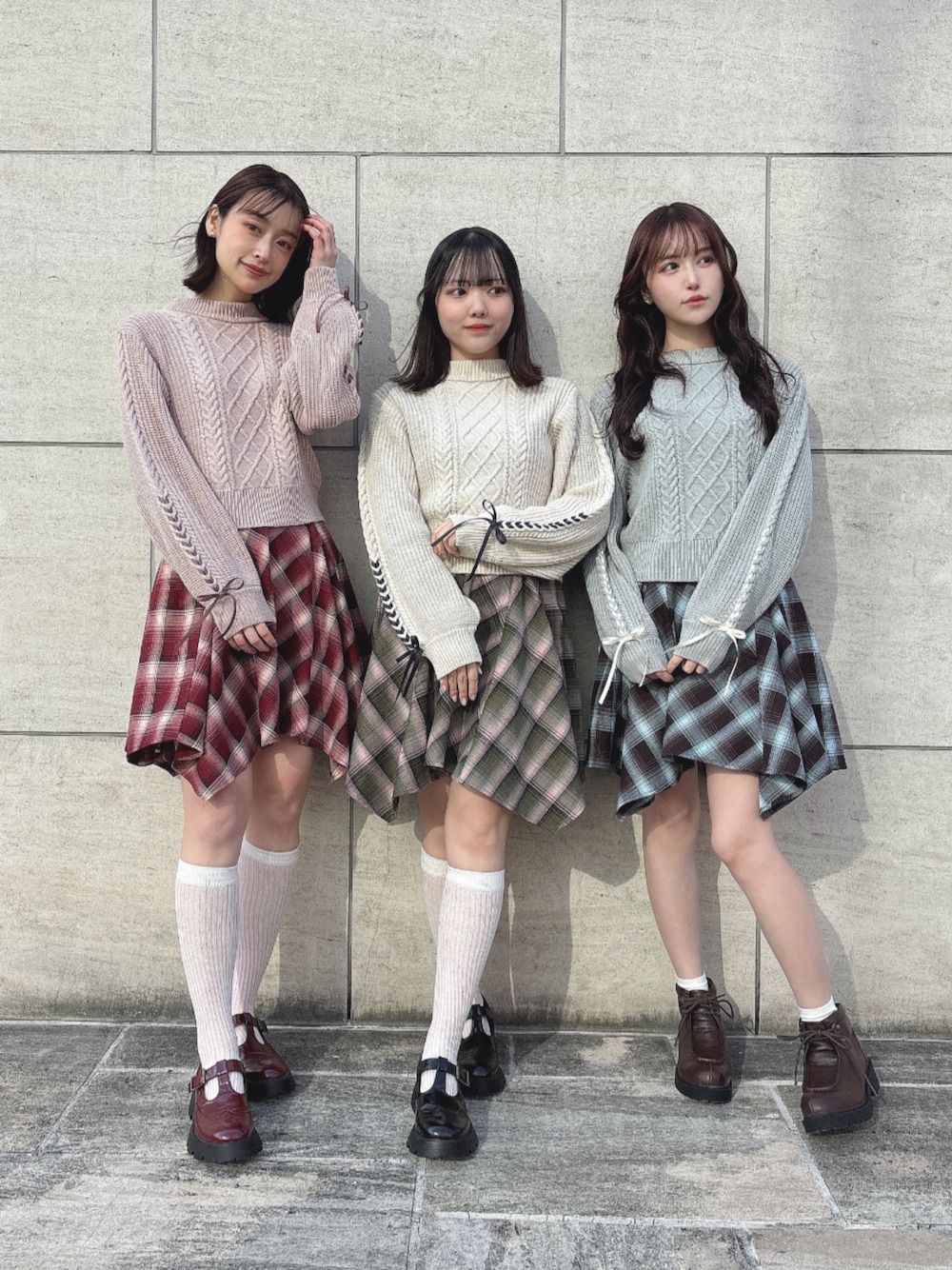 「fint、an another angelus、冬コーデ、淡色コーデ、クリスマスに着たい服、ニット、ニットコーデ、レースアップ、リボン、スカート、チェックスカート、チェック、ランダムヘム、ショートブーツ、厚底シューズ」｜「F i.n.tのTストラップシューズ（その他シューズ、ブラック系）」を使った、F i.n.tさん（レディース・156cm）の冬コーディネートの1枚目の写真
