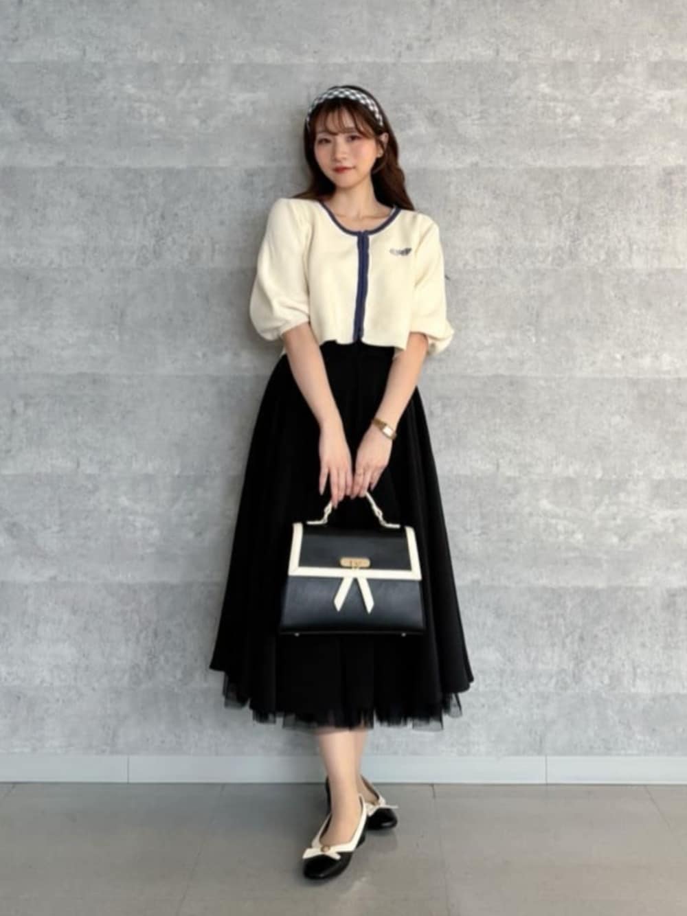 「fint、an another angelus、骨格ウェーブ、イエベ春、低身長、春コーデ、大人かわいい、モノトーン、モノトーンコーデ、カチューシャ、カーディガン、スカート、パニエ、レイヤードスタイル、フラットシューズ」｜「an another angelusのクロスタイデザインバッグ（ハンドバッグ、ブラック系）」を使った、F i.n.tさん（骨格ウェーブ・レディース・150cm）の春コーディネートの1枚目の写真