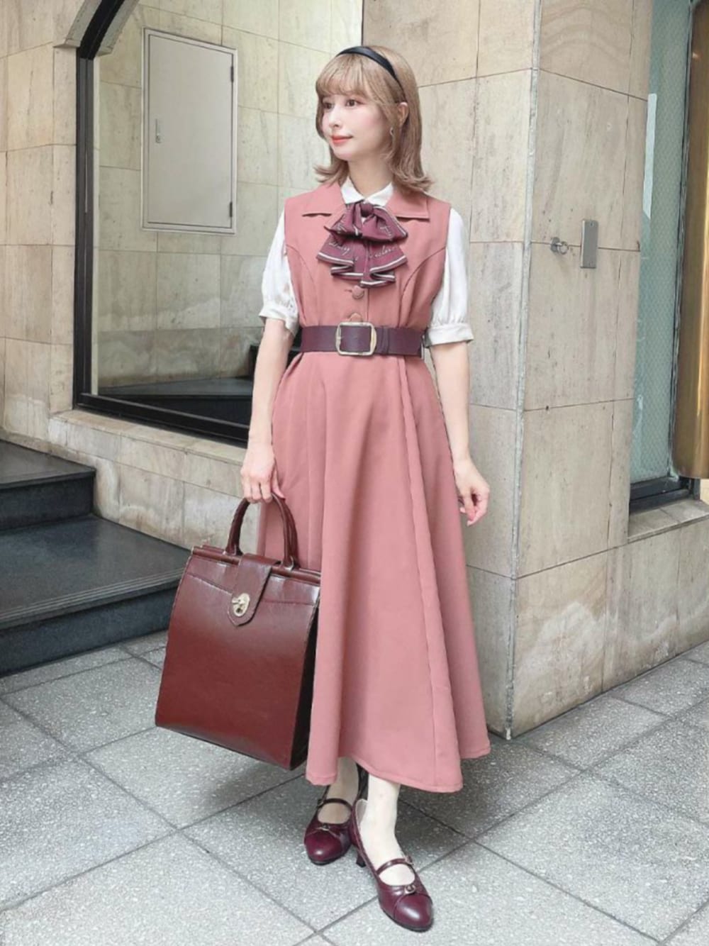 レッド系のワンピース、ベージュ系のシャツ/ブラウスを着用したレディースの夏コーディネートの1枚目の写真