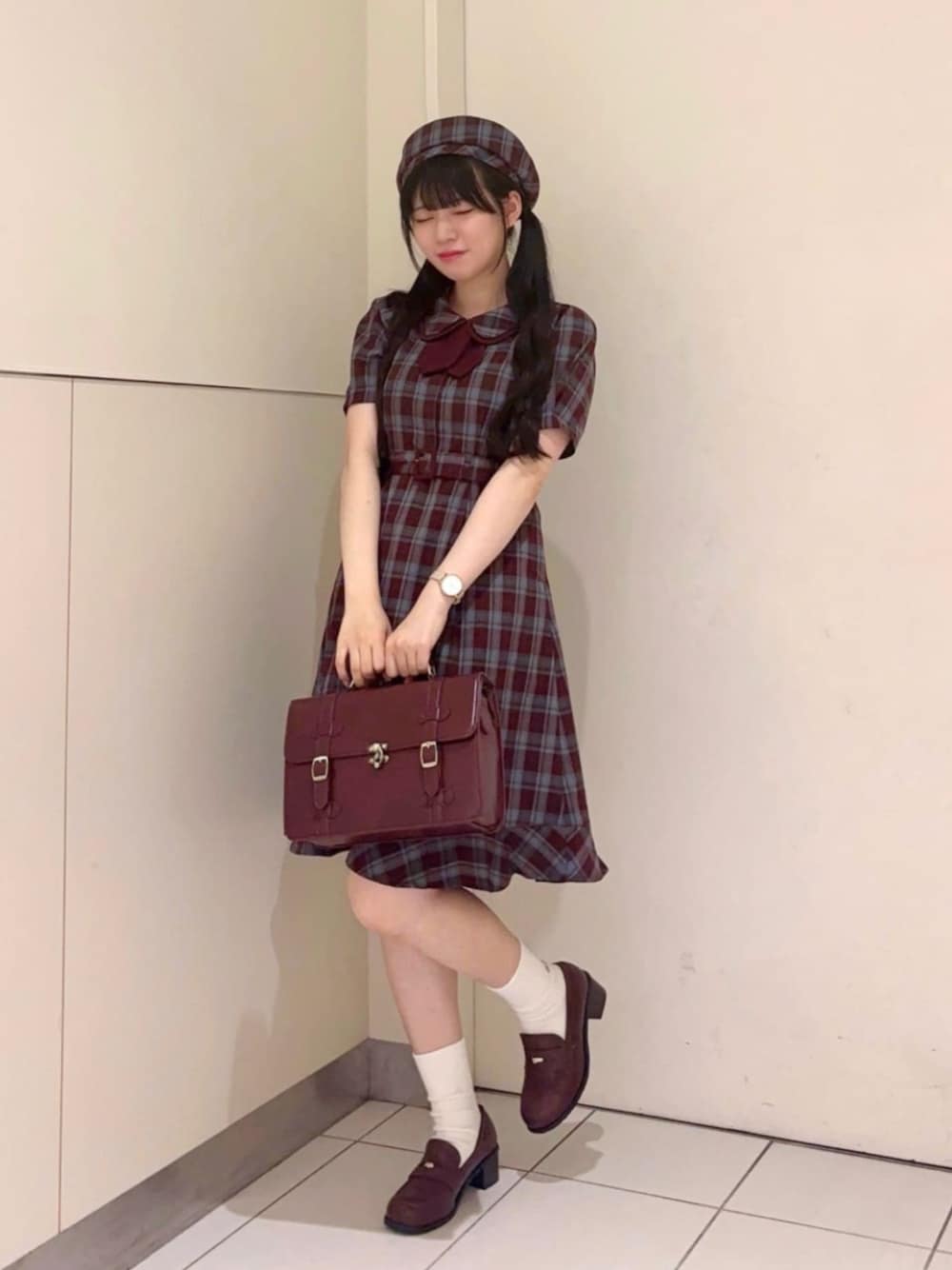 ブラウン系のローファー、ブラウン系のショルダーバッグ、レッド系のワンピースを着用したレディースの夏コーディネートの1枚目の写真