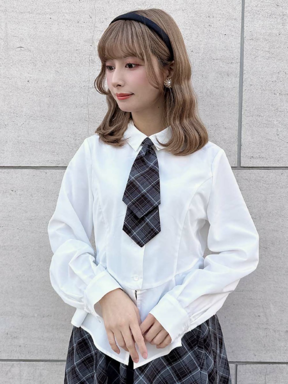 ブラック系のローファー、ホワイト系のシャツ/ブラウス、ブルー系のスカートを着用したレディースの秋コーディネートの1枚目の写真