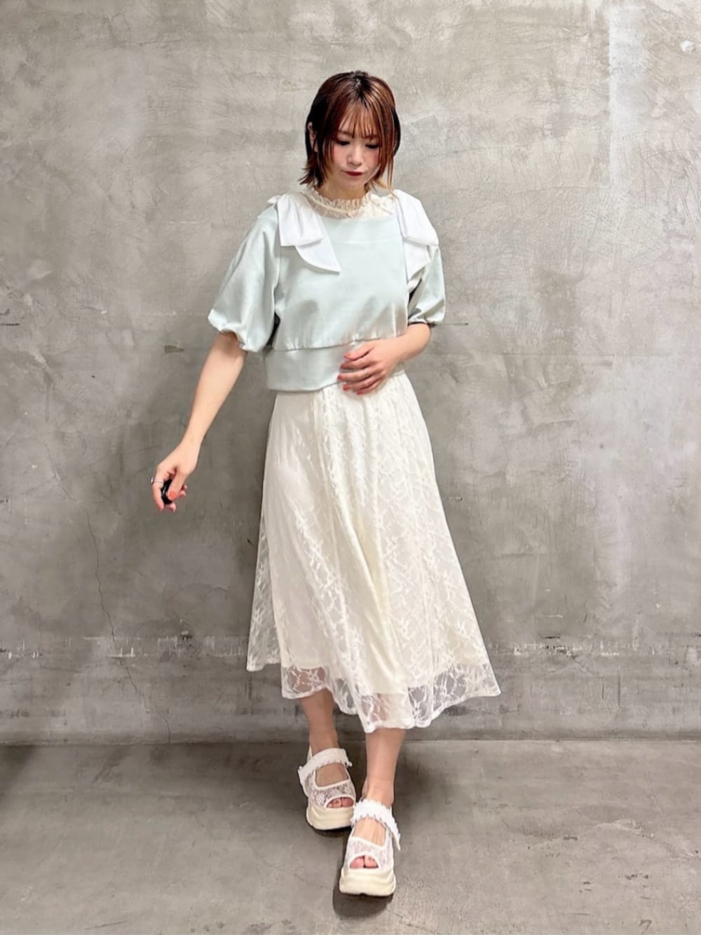 ホワイト系のサンダル、グレー系のTシャツ/カットソーを着用したレディースの春コーディネートの1枚目の写真