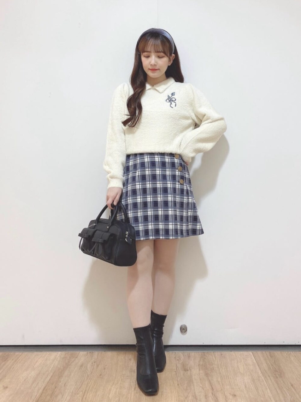 「fint、an another angelus、骨格ウェーブ、イエベ春、低身長、お出かけコーデ、ニットコーデ、大人かわいい、ニット、刺繍、シャギーニット、ミニスカート、チェック、ハンドバッグ、リボン」｜「F i.n.tのダブルリボンハンドバッグ（ハンドバッグ、ブラック系）」を使った、F i.n.tさん（レディース・150cm）の冬コーディネートの1枚目の写真
