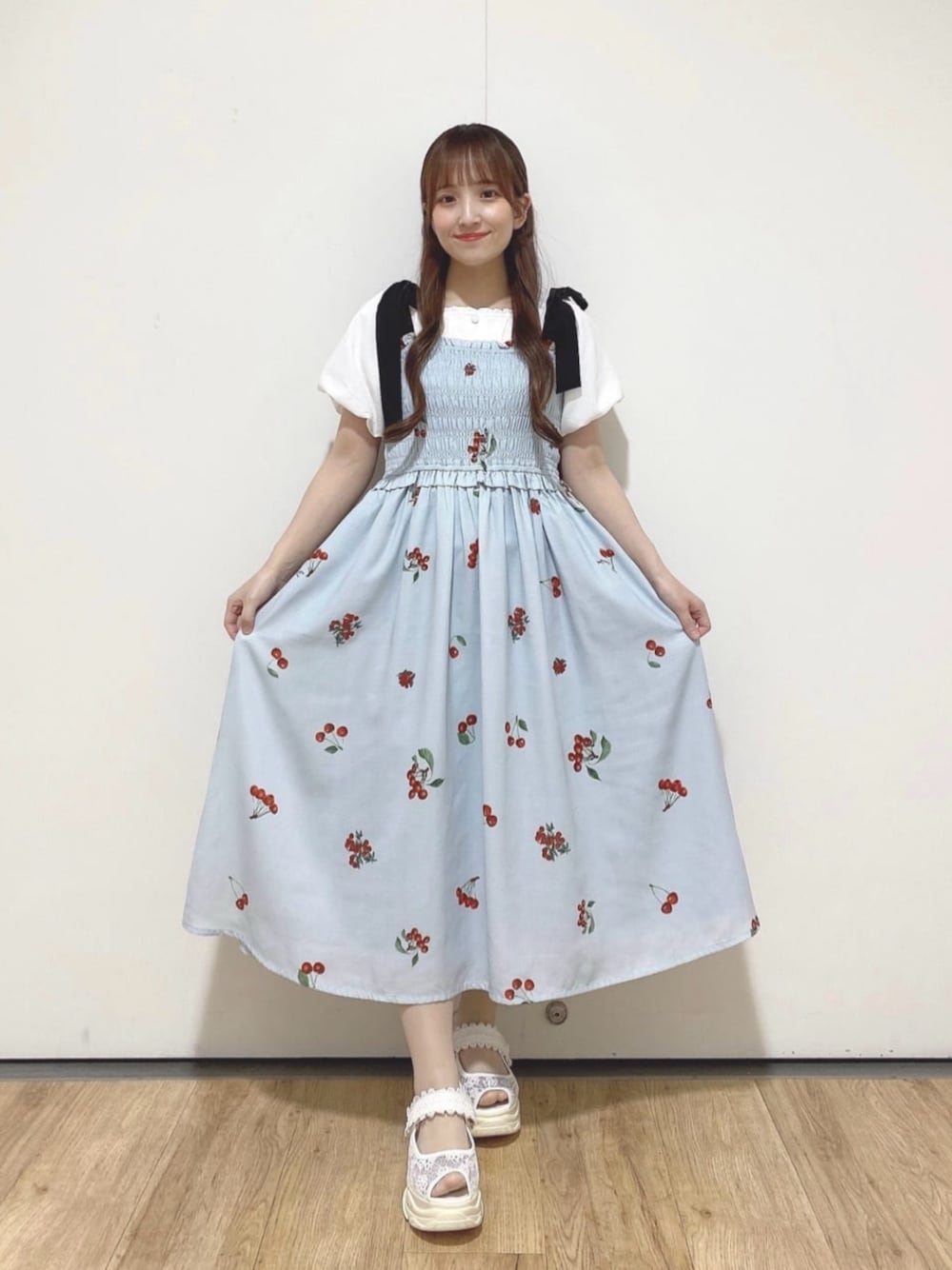 ホワイト系のシャツ/ブラウス、ブルー系のワンピース、ホワイト系のサンダルを着用したレディースの夏コーディネートの1枚目の写真