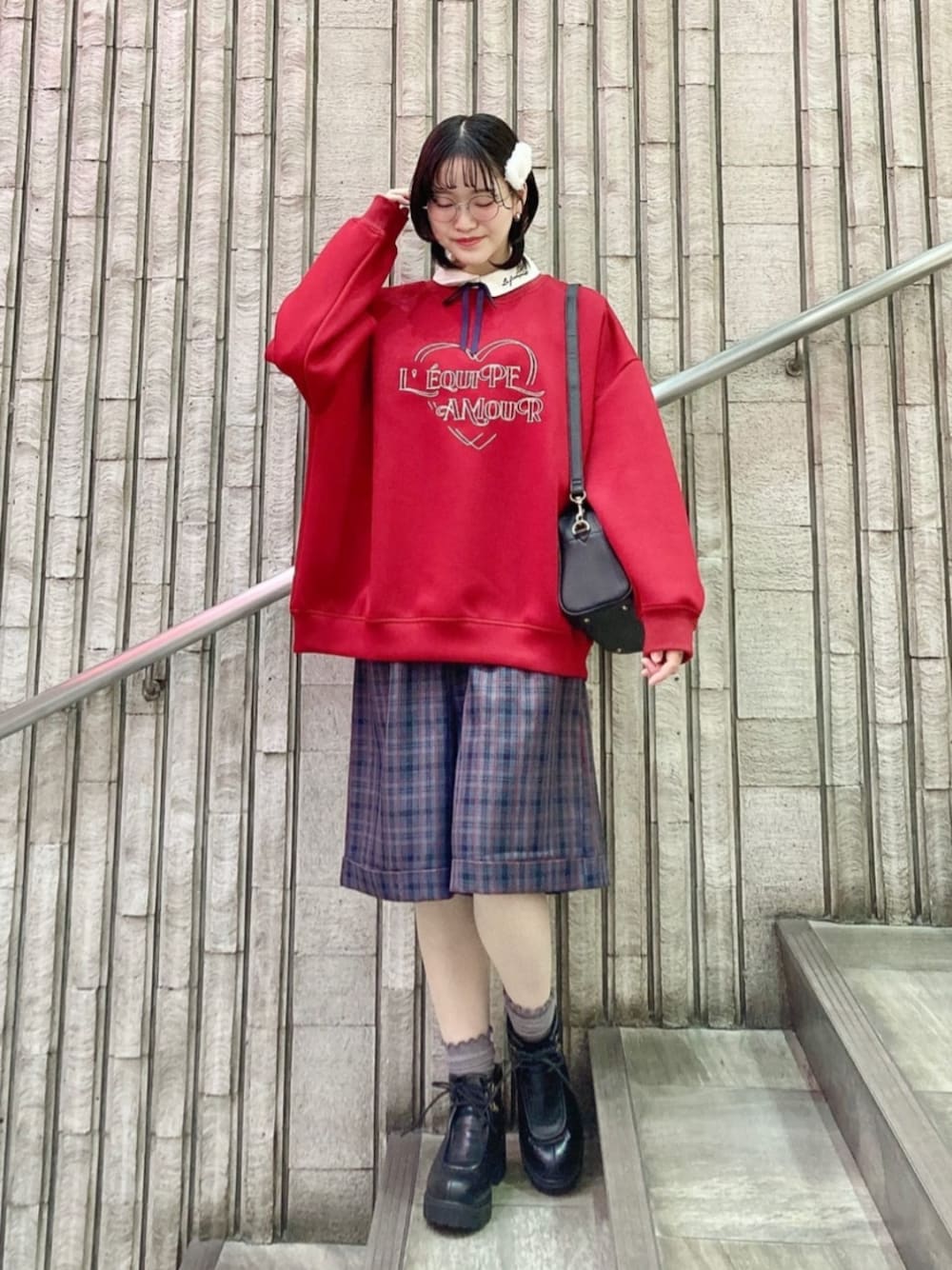 「fint、an another angelus、骨格ストレート、ブルベ夏、休日スタイル、カジュアル、カジュアルコーデ、赤、スウェット、刺繍、ブラウス、レイヤードスタイル、バミューダパンツ、チェック、ショートブーツ」｜「F i.n.tのダブルリボンハンドバッグ（ハンドバッグ、ブラック系）」を使った、F i.n.tさん（骨格ストレート・レディース・154cm）の冬コーディネートの1枚目の写真