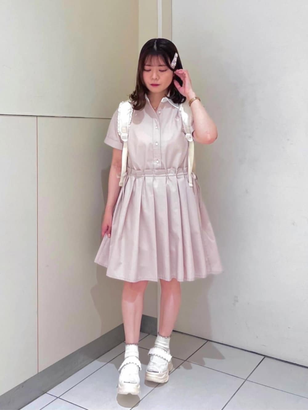 「fint、an another angelus、骨格ストレート、イエベ春、低身長、春コーデ、夏コーデ、お出かけコーデ、淡色コーデ、シンプル、シャツ、シャツワンピ、ピンク、サンダル、リュック」｜「F i.n.tのレースアップメッシュポケットリュック（バックパック/リュック、ホワイト系）」を使った、F i.n.tさん（骨格ストレート・レディース・151cm）の夏コーディネートの1枚目の写真
