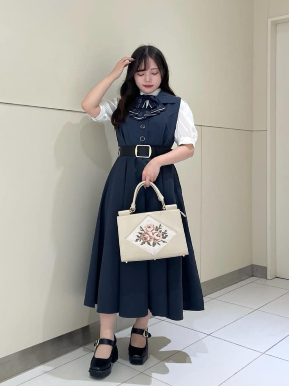 ブラック系のパンプス、ホワイト系のトートバッグ、ホワイト系のシャツ/ブラウスを着用したレディースの夏コーディネートの1枚目の写真