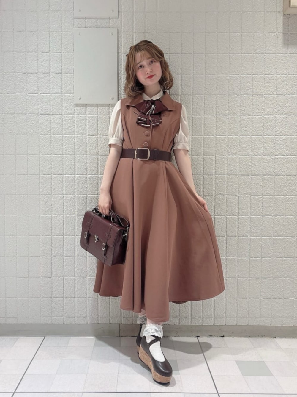 レッド系のワンピース、ベージュ系のシャツ/ブラウス、ブラウン系のショルダーバッグを着用したレディースの夏コーディネートの1枚目の写真