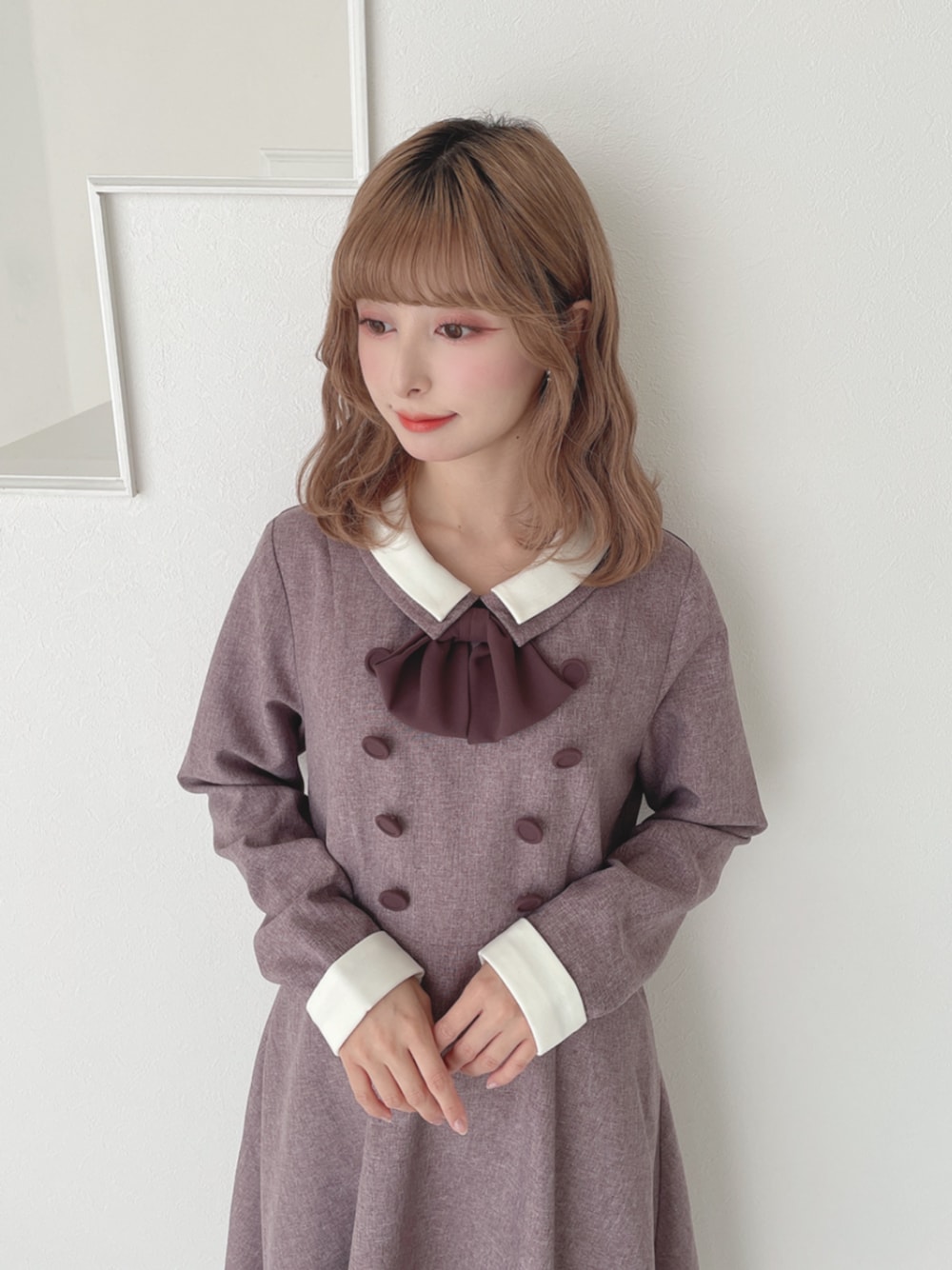 レッド系のパンプス、レッド系のワンピースを着用したレディースの秋コーディネートの1枚目の写真