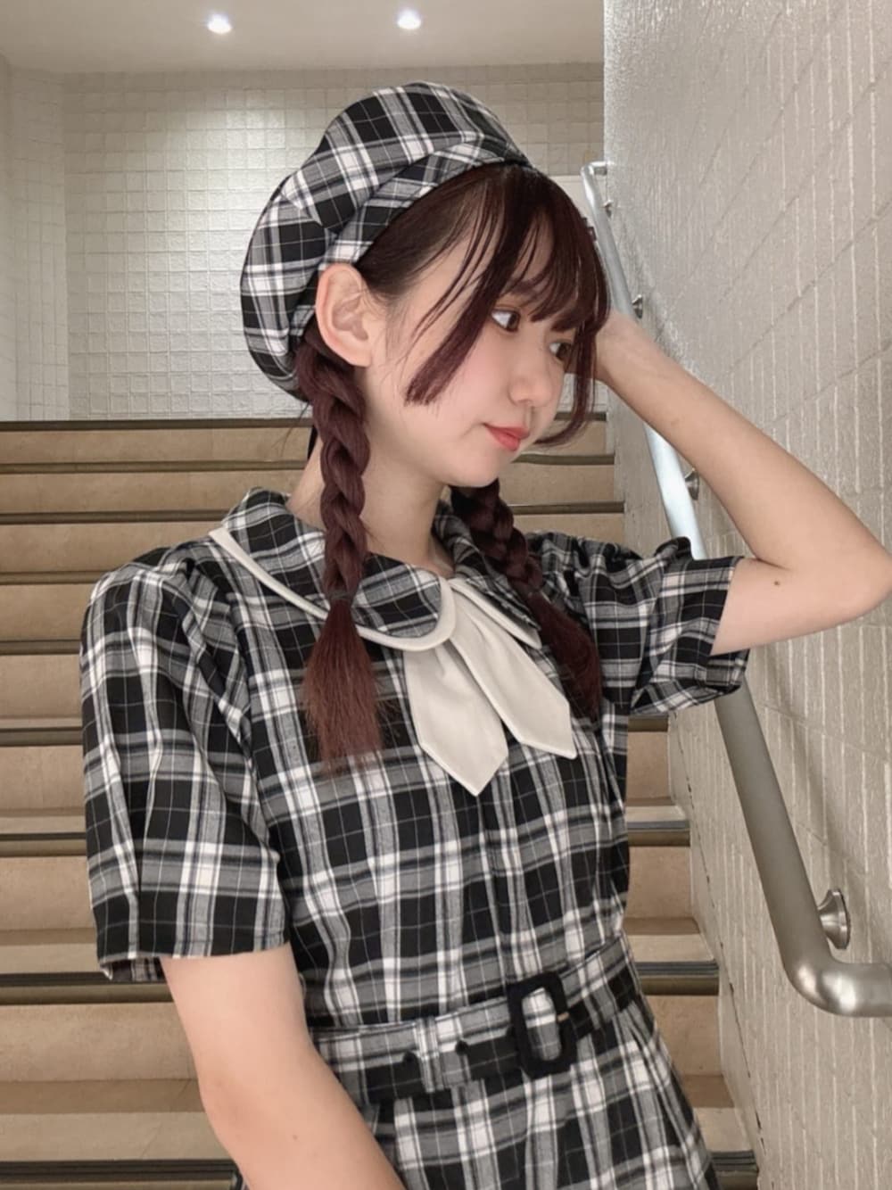 ブラック系のワンピース、ホワイト系のハンチング/ベレー帽を着用したレディースの秋コーディネートの1枚目の写真
