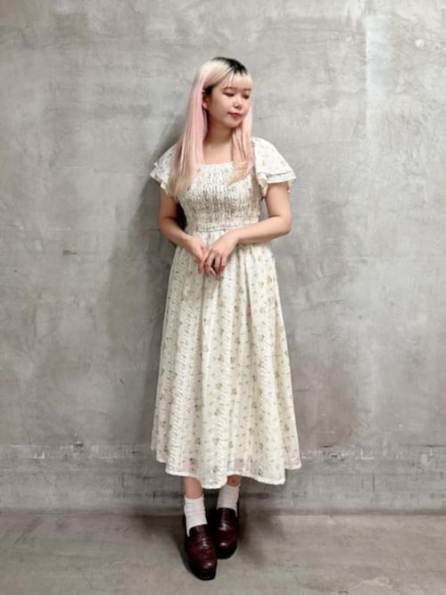 フィント　フリル使い小花柄シャーリングワンピース　ブルー フリル使い小花柄シャーリングワンピース/F i.n.t [55AE02g008
