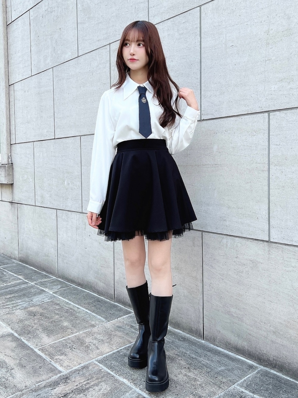 「fint、an another angelus、骨格ウェーブ、ブルベ夏、今日のコーデ、お出かけコーデ、モノトーン、モノトーンコーデ、シャツスタイル、ネクタイ、刺繍、スカート、チュールスカート、レイヤードスタイル、ブーツ」｜「F i.n.tのネクタイ付きビッグカラーシャツ（シャツ/ブラウス、ホワイト系）」を使った、F i.n.tさん（骨格ウェーブ・レディース・160cm）の冬コーディネートの1枚目の写真
