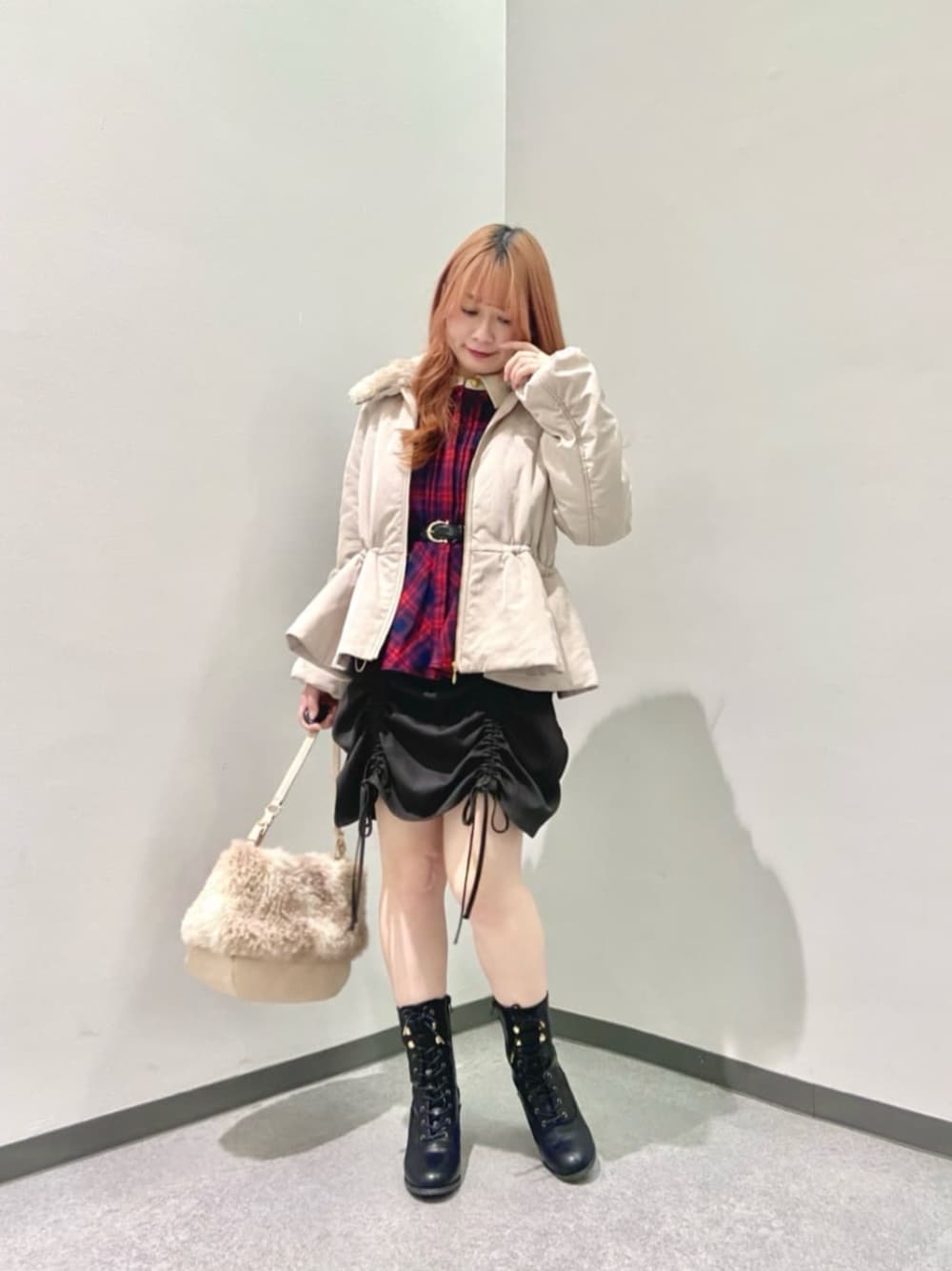 「冬アウター、低身長、an another angelus、fint、カジュアルコーデ、冬のコーデ、スカートコーデ、低身長女子、チェックシャツ、ぺプラム、ドロスト、ファー、ブルゾン」｜「an another angelusの【セットアップ対応】クレリック衿チェックペプラムシャツ（シャツ/ブラウス、レッド系）」を使った、F i.n.tさん（骨格ウェーブ・レディース・150cm）の冬コーディネートの1枚目の写真