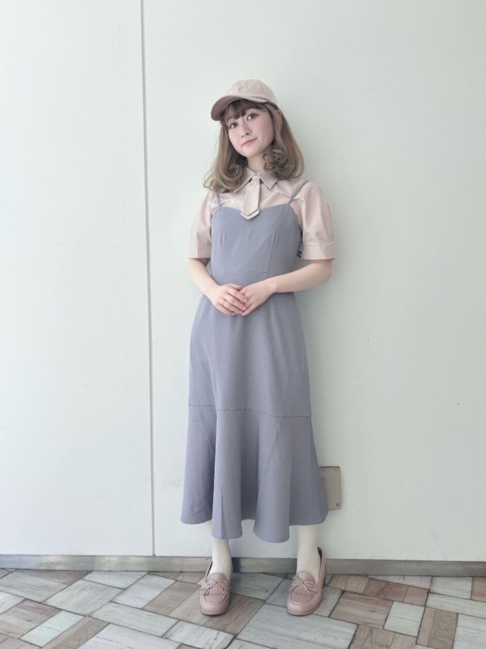 ピンク系のシャツ/ブラウス、パープル系のワンピース、ピンク系のキャップを着用したレディースの春コーディネートの1枚目の写真