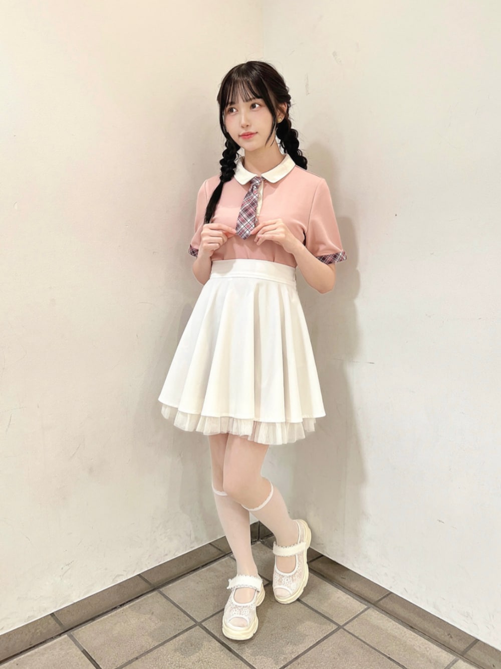 「fint、an another angelus、骨格ウェーブ、骨格ナチュラル、ブルべ、春コーデ、夏コーデ、お出かけコーデ、ディズニーコーデ、ポロシャツ、ネクタイ、チェック、レイヤードスタイル、スカート、サンダル」｜「F i.n.tの裾チュールサーキュラーミニスカート（スカート、ホワイト系）」を使った、F i.n.tさん（骨格ウェーブ・レディース・157cm）の春コーディネートの1枚目の写真