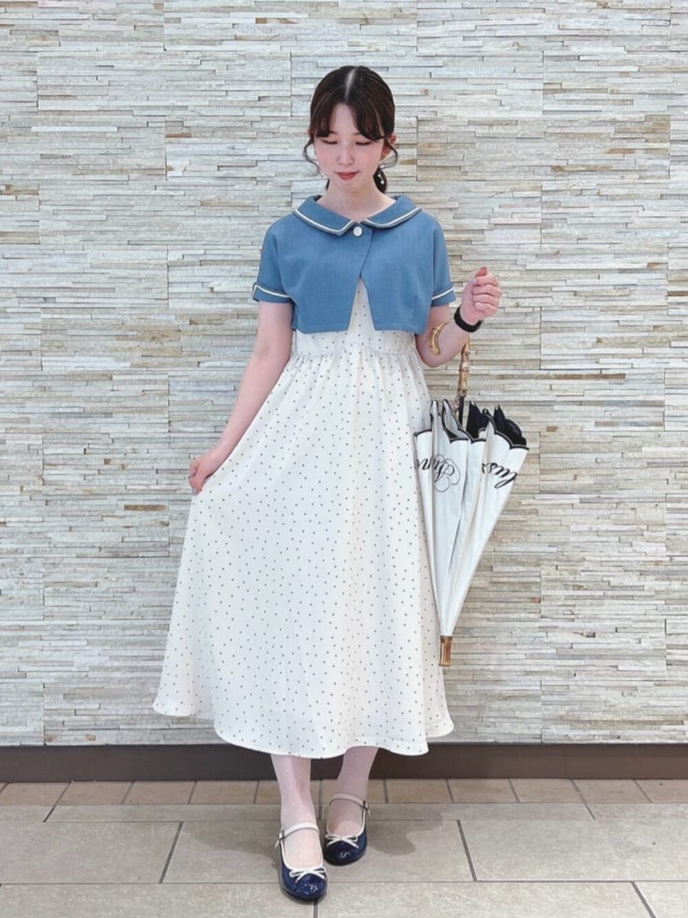 ホワイト系のワンピース、ブルー系のレインシューズ、ホワイト系の長傘を着用したレディースの夏コーディネートの1枚目の写真