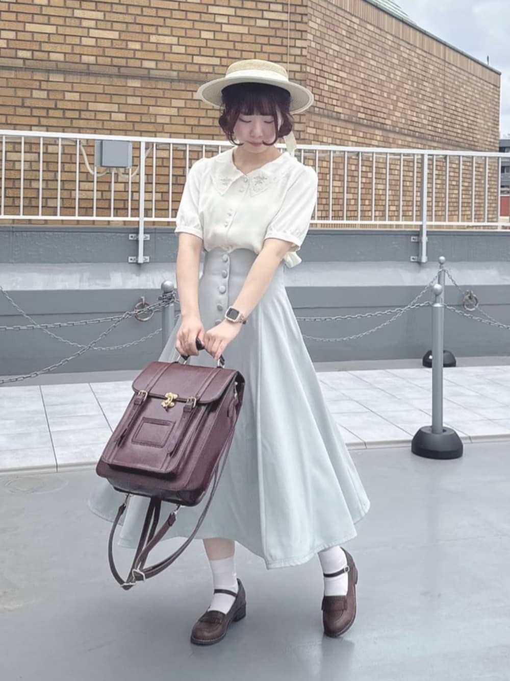 「fint、an another angelus、骨格ウェーブ、イエベ春、春服コーデ、春コーデ、淡色コーデ、ブラウス、刺繍、スカート、ハイウエスト、ミントグリーン、サッチェルバッグ、ローファー、帽子」｜「F i.n.tのダブルベルト縦型サッチェルバッグ（ハンドバッグ、ブラウン系）」を使った、F i.n.tさん（骨格ウェーブ・レディース・160cm）の春コーディネートの1枚目の写真