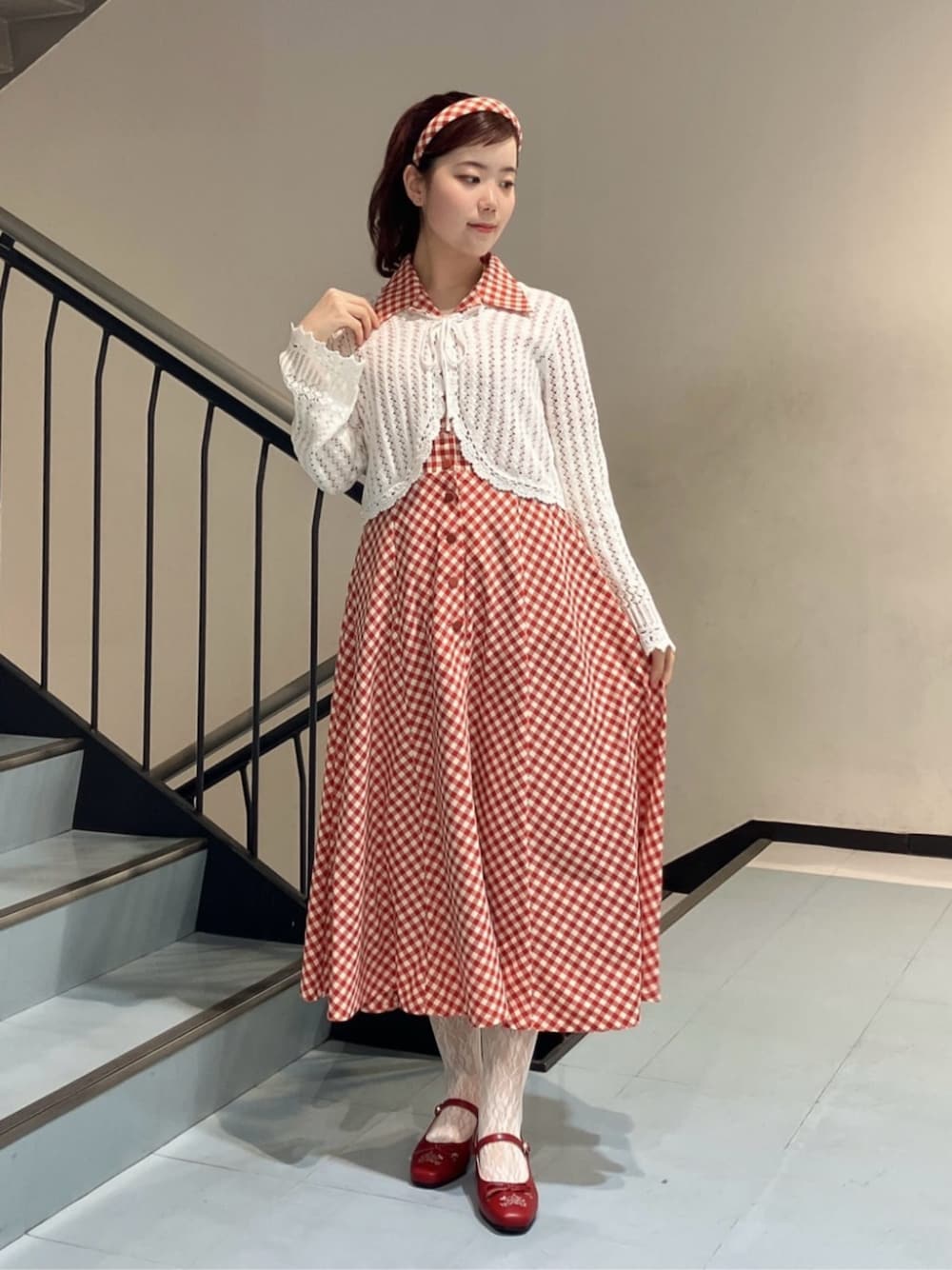 ホワイト系のカーディガン/ボレロ、ホワイト系のワンピース、レッド系のパンプスを着用したレディースの春コーディネートの1枚目の写真